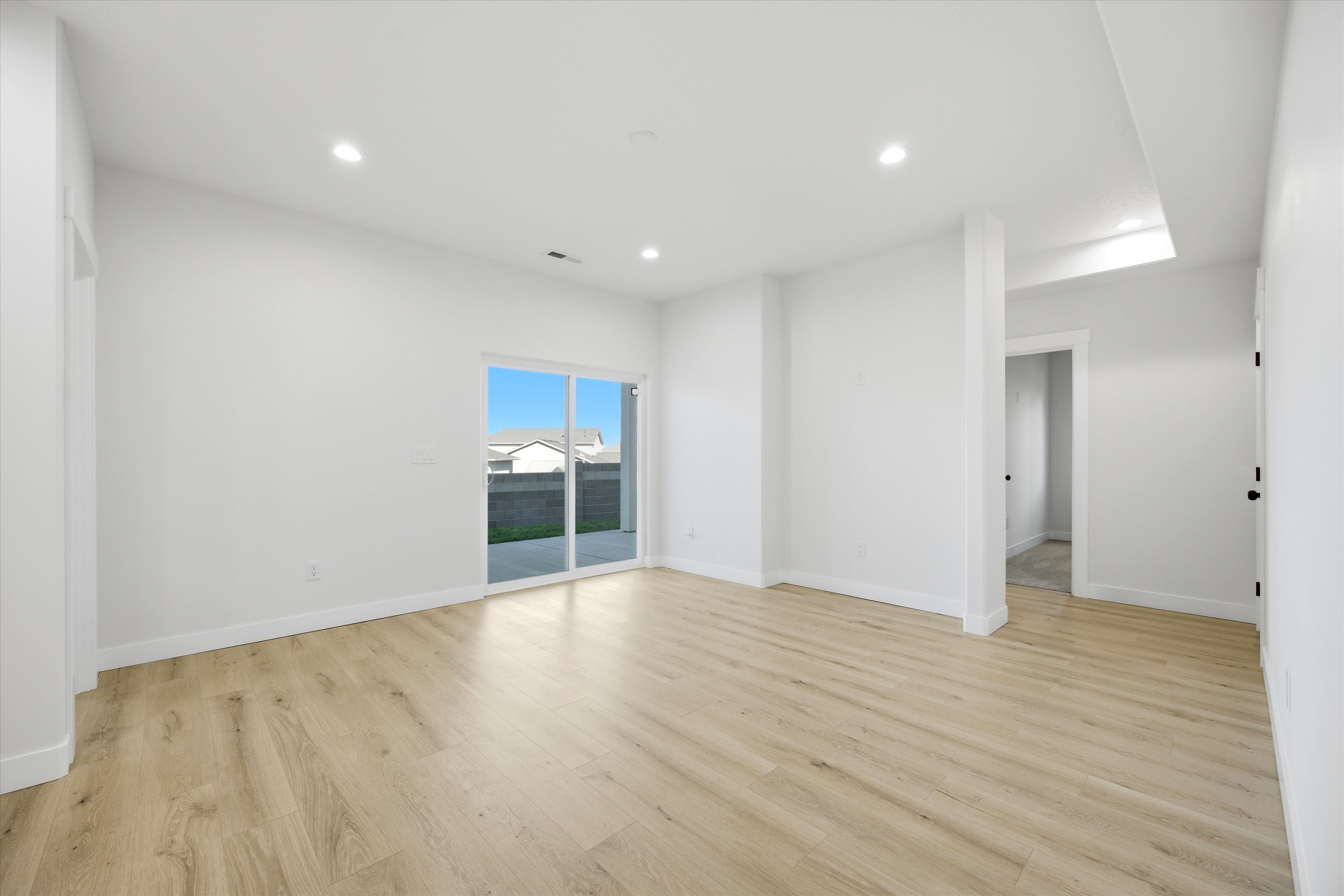  New 5-Bed Home w/ Daylight Basement & 3-Car Garage - 物件實景