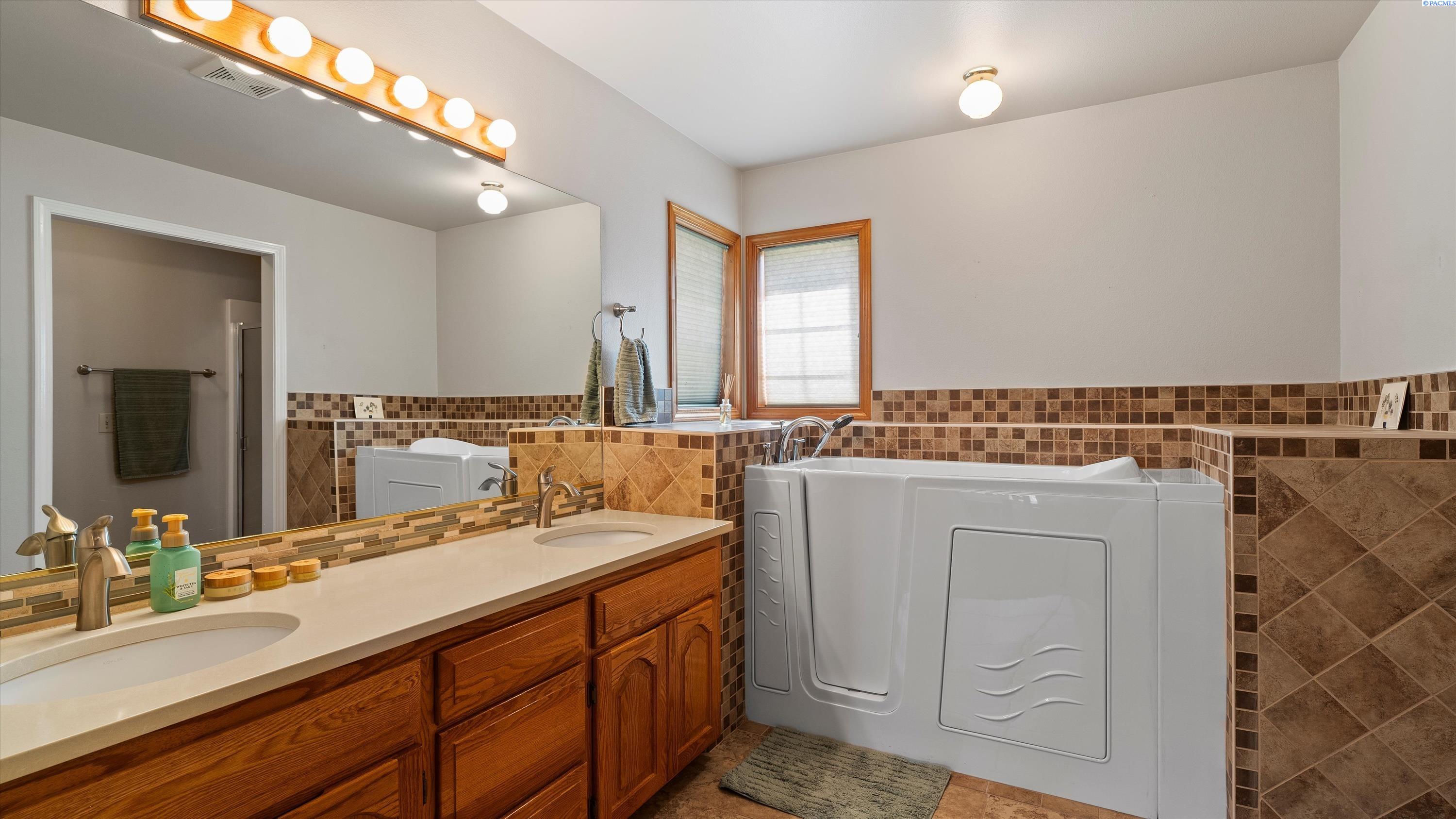 Prosser, Washington, 99350, United States, 3 Bedrooms Bedrooms, ,3 BathroomsBathrooms,Residential,For Sale,1867442
