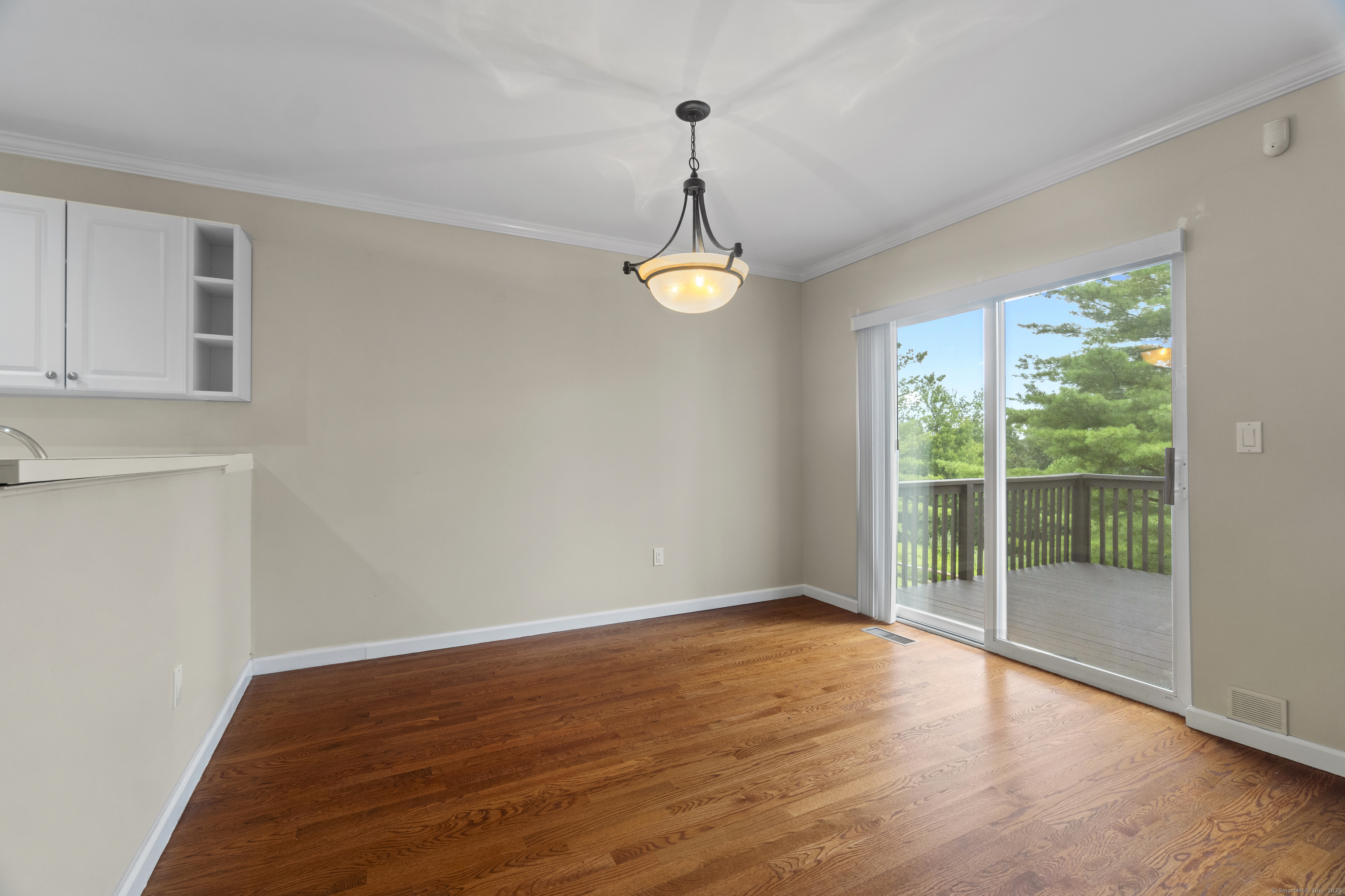 Danbury, Connecticut, 06811, United States, 2 Bedrooms Bedrooms, ,3 BathroomsBathrooms,Residential,For Sale,1932633