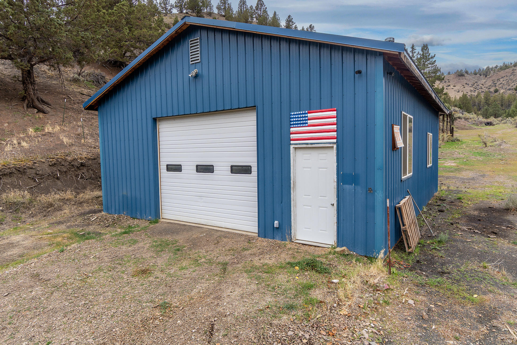 Mitchell, Oregon, 97750, United States, 3 Bedrooms Bedrooms, ,2 BathroomsBathrooms,Residential,For Sale,1965527