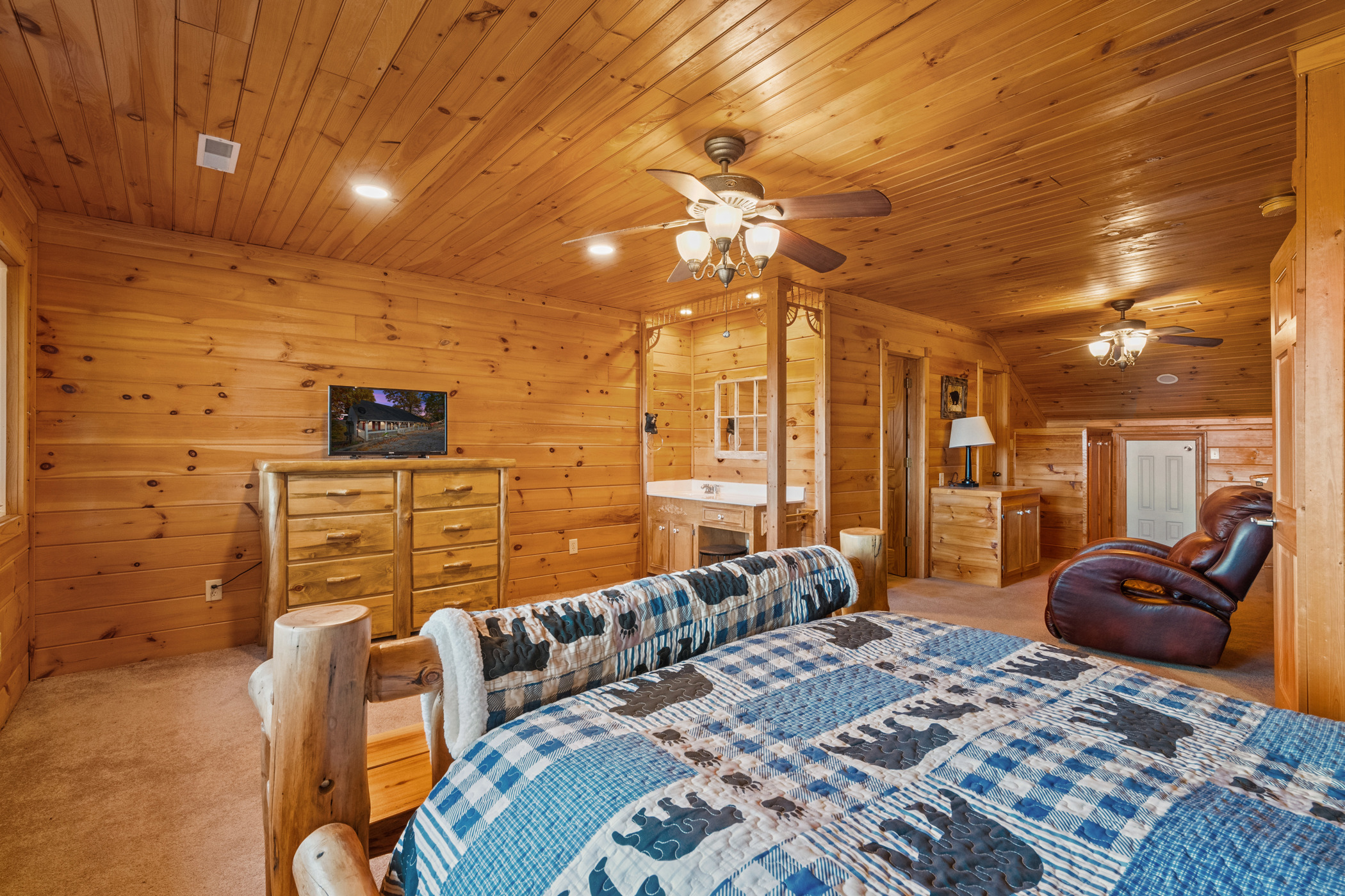 Sevierville, Tennessee, 37876, United States, 2 Bedrooms Bedrooms, ,4 BathroomsBathrooms,Residential,For Sale,1988602