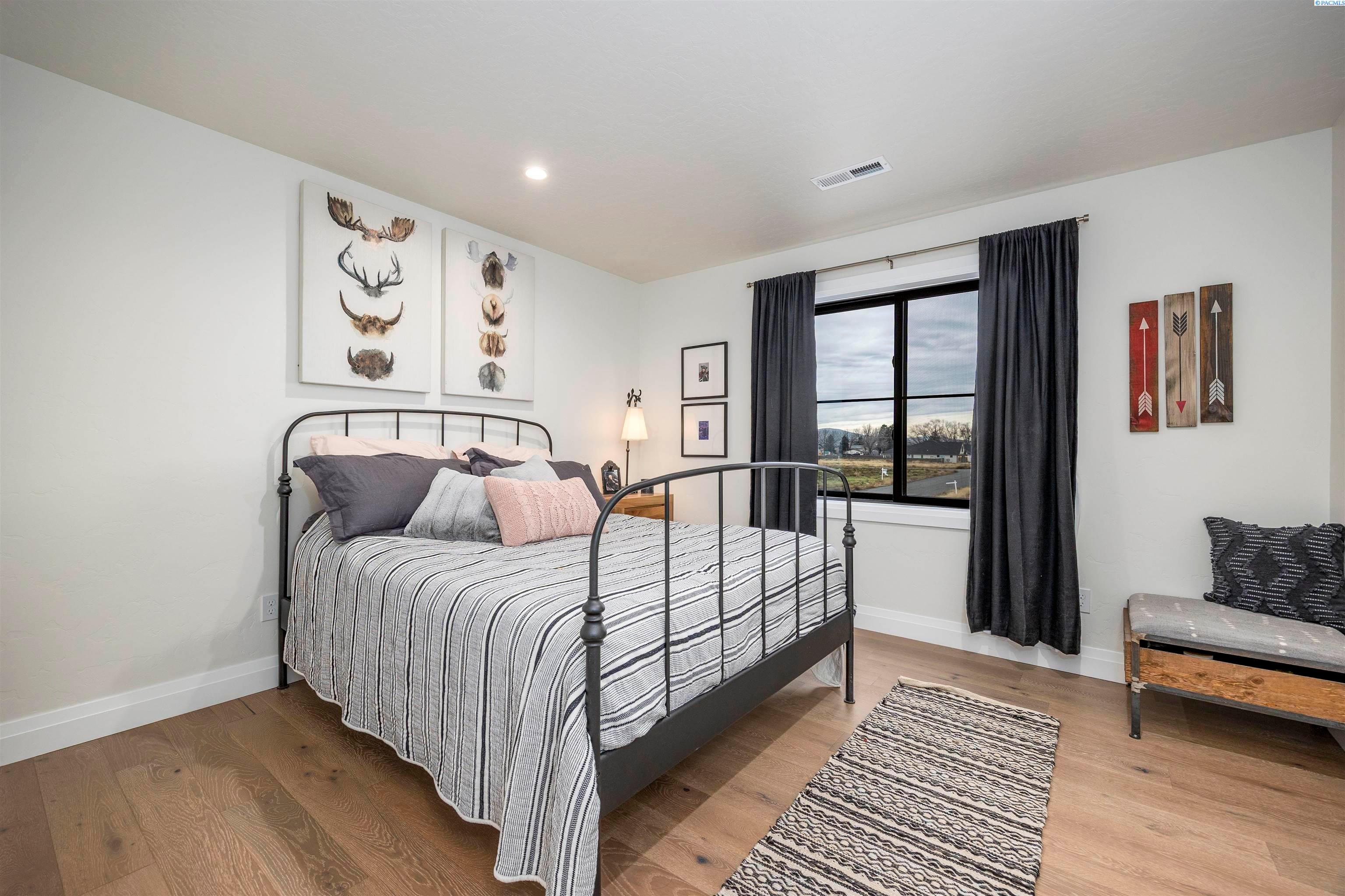 Pasco, Washington, 99301, United States, 4 Bedrooms Bedrooms, ,3 BathroomsBathrooms,Residential,For Sale,2005425