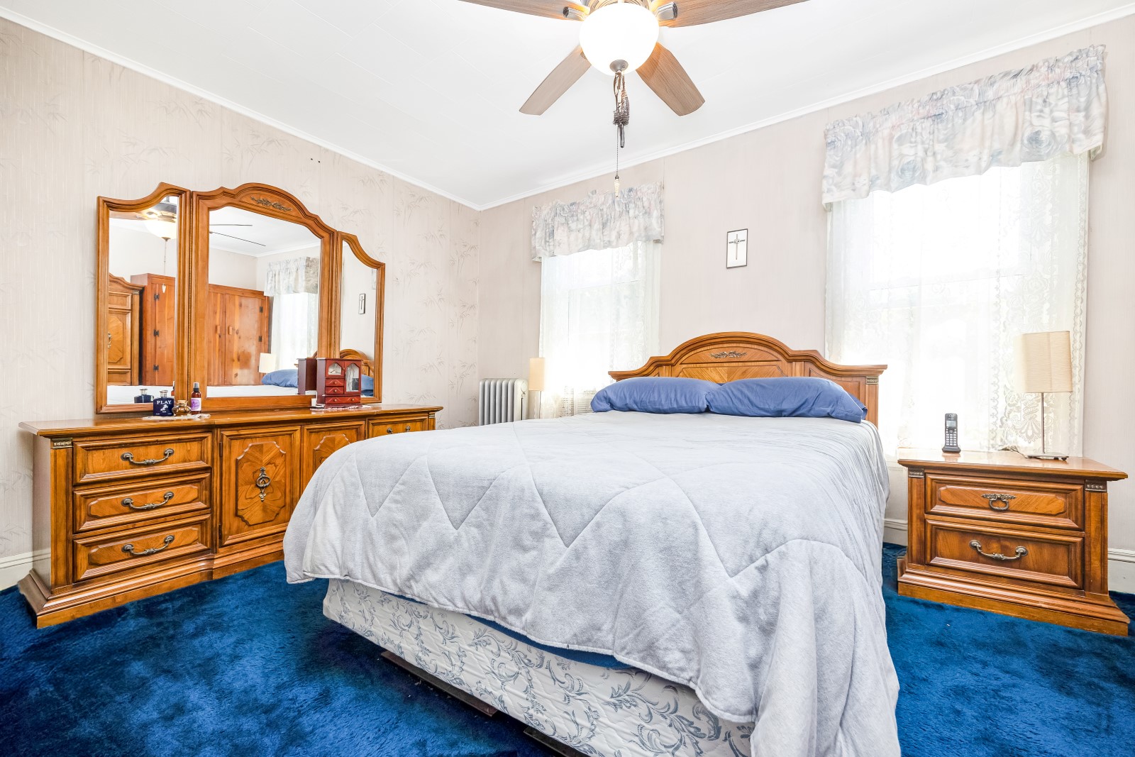 Glendale, New York, 11385, United States, 3 Bedrooms Bedrooms, ,2 BathroomsBathrooms,Residential,For Sale,1932107