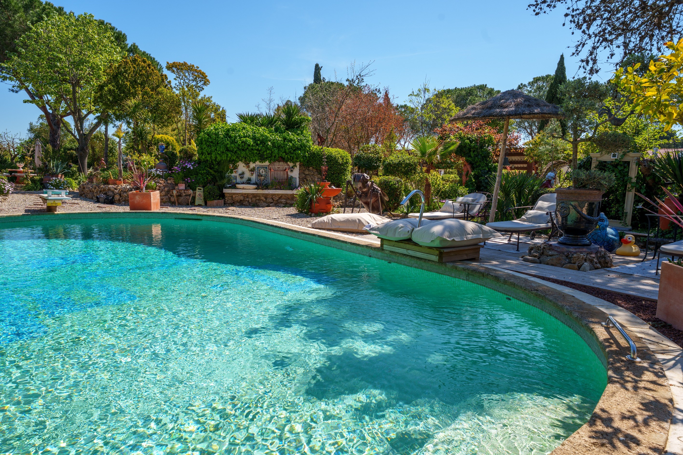  In an idyllic green setting, a unique and welcoming property... - 物件實景
