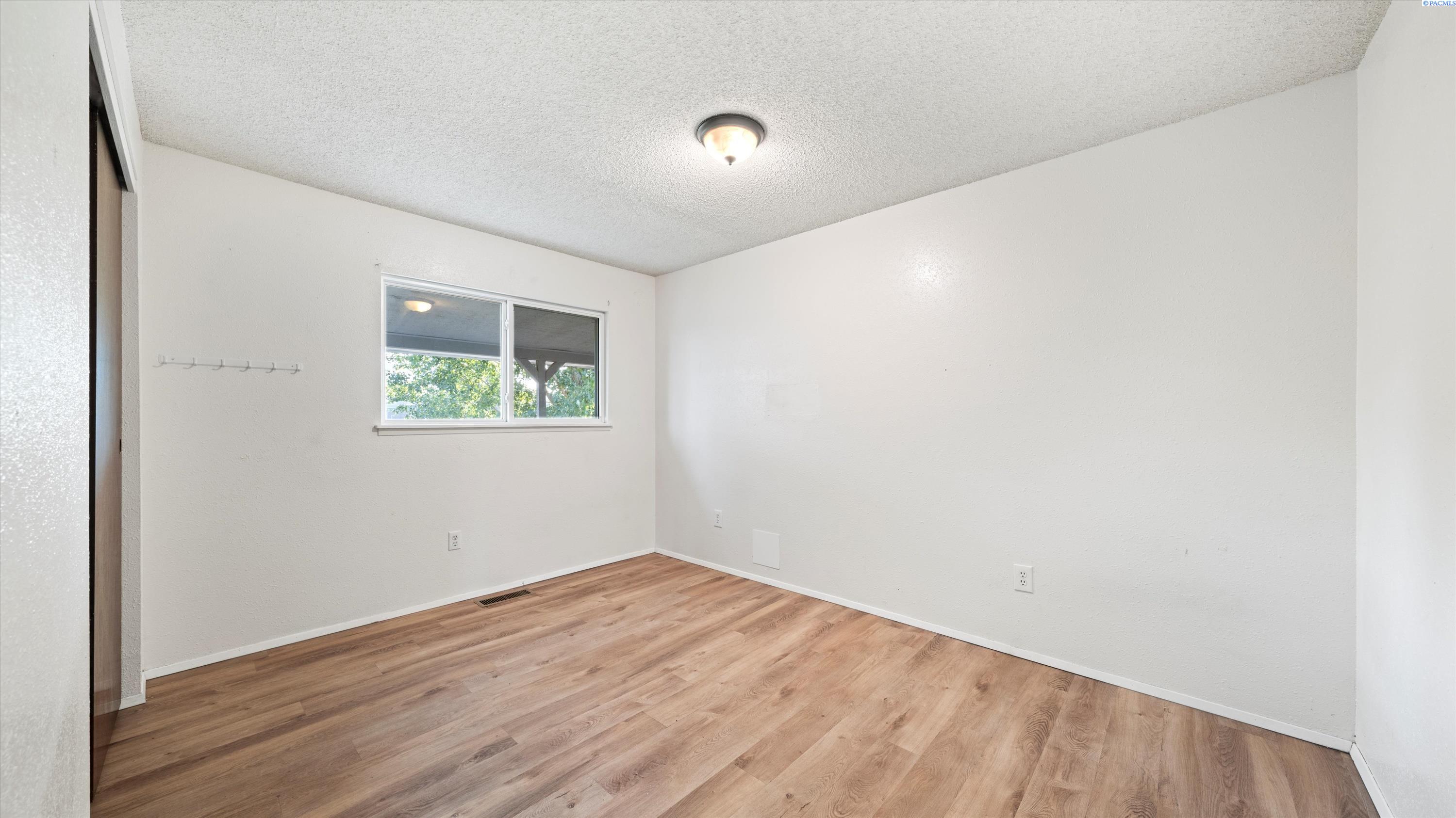 Kennewick, Washington, 99338, United States, 4 Bedrooms Bedrooms, ,1 BathroomBathrooms,Residential,For Sale,1933317