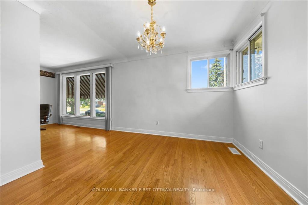Ottawa, Ontario, K2A 1N7, CA, 3 Bedrooms Bedrooms, ,2 BathroomsBathrooms,Residential,For Sale,1924987
