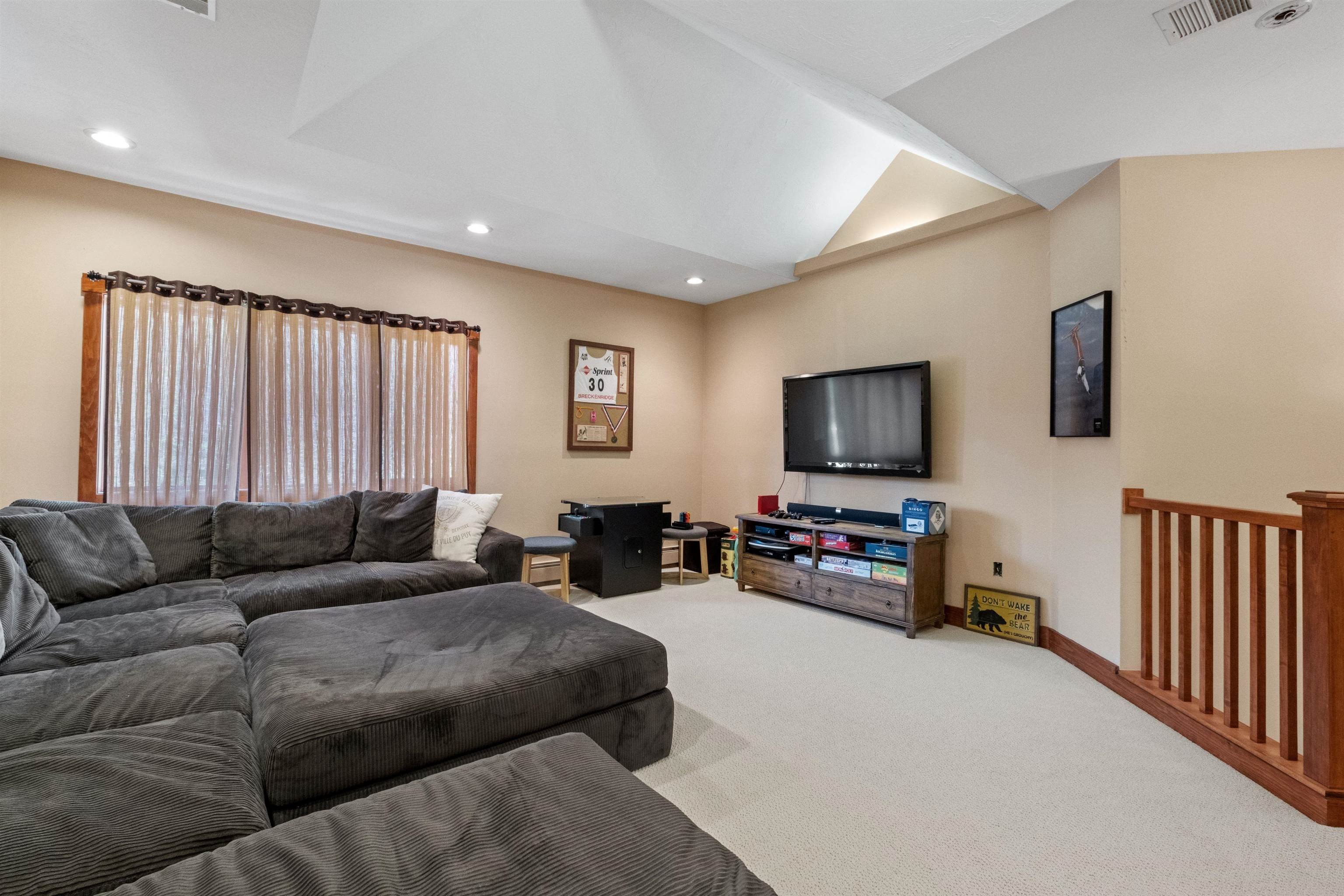 Lincoln, New Hampshire, 03251, United States, 4 Bedrooms Bedrooms, ,1 BathroomBathrooms,Residential,For Sale,1976224