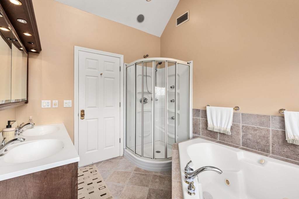 Northbridge, Massachusetts, 01534, United States, 4 Bedrooms Bedrooms, ,4 BathroomsBathrooms,Residential,For Sale,1991368