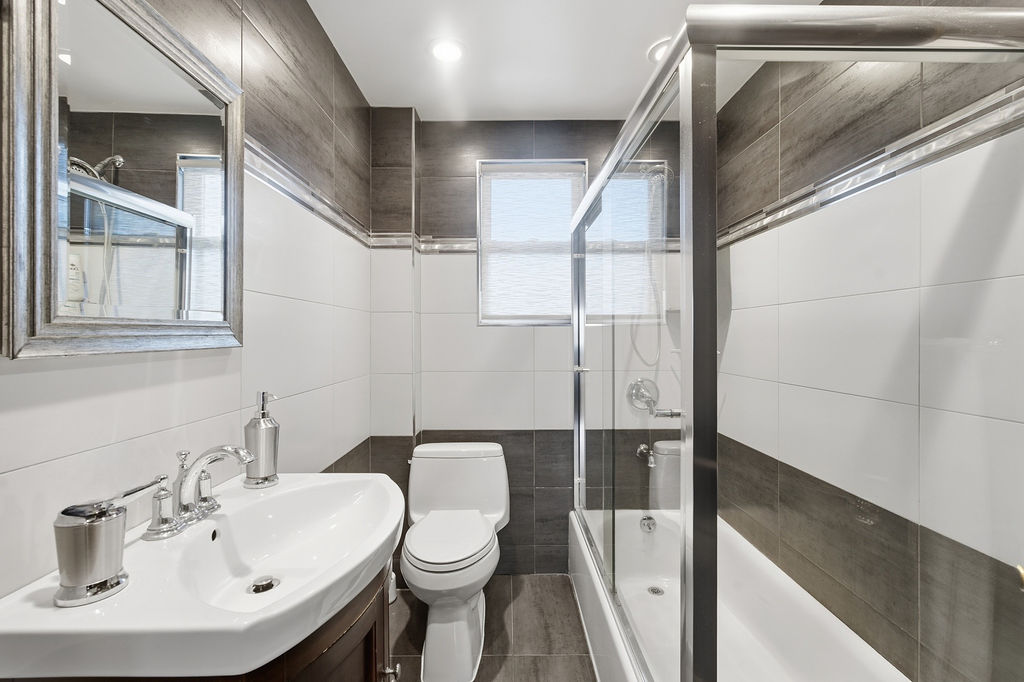 Howard Beach, New York, 11414, United States, 4 Bedrooms Bedrooms, ,1 BathroomBathrooms,Residential,For Sale,1986099