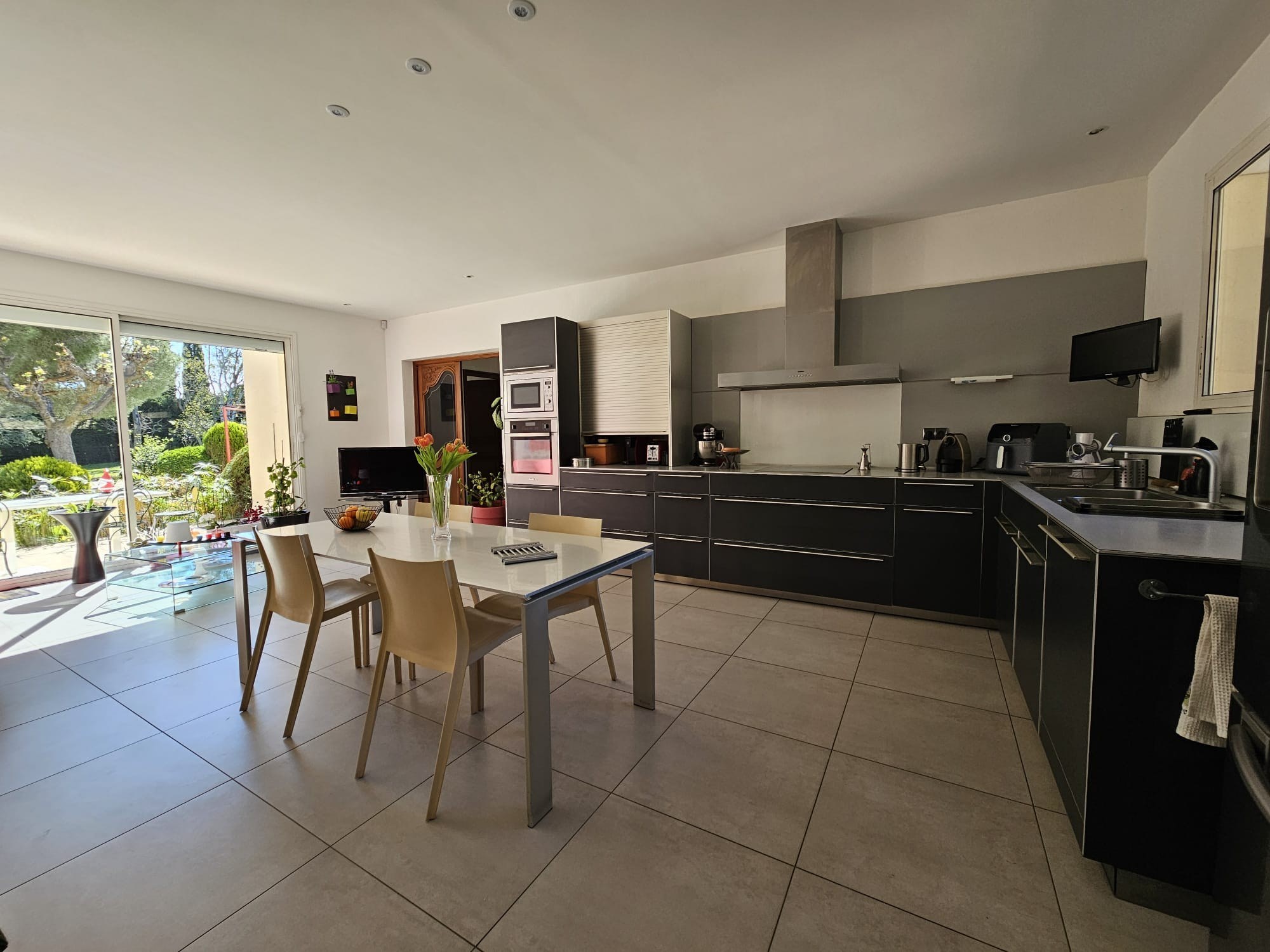  House of over 280m² on 4900m² of grounds with swimming pool, in a peaceful and … - 物件實景