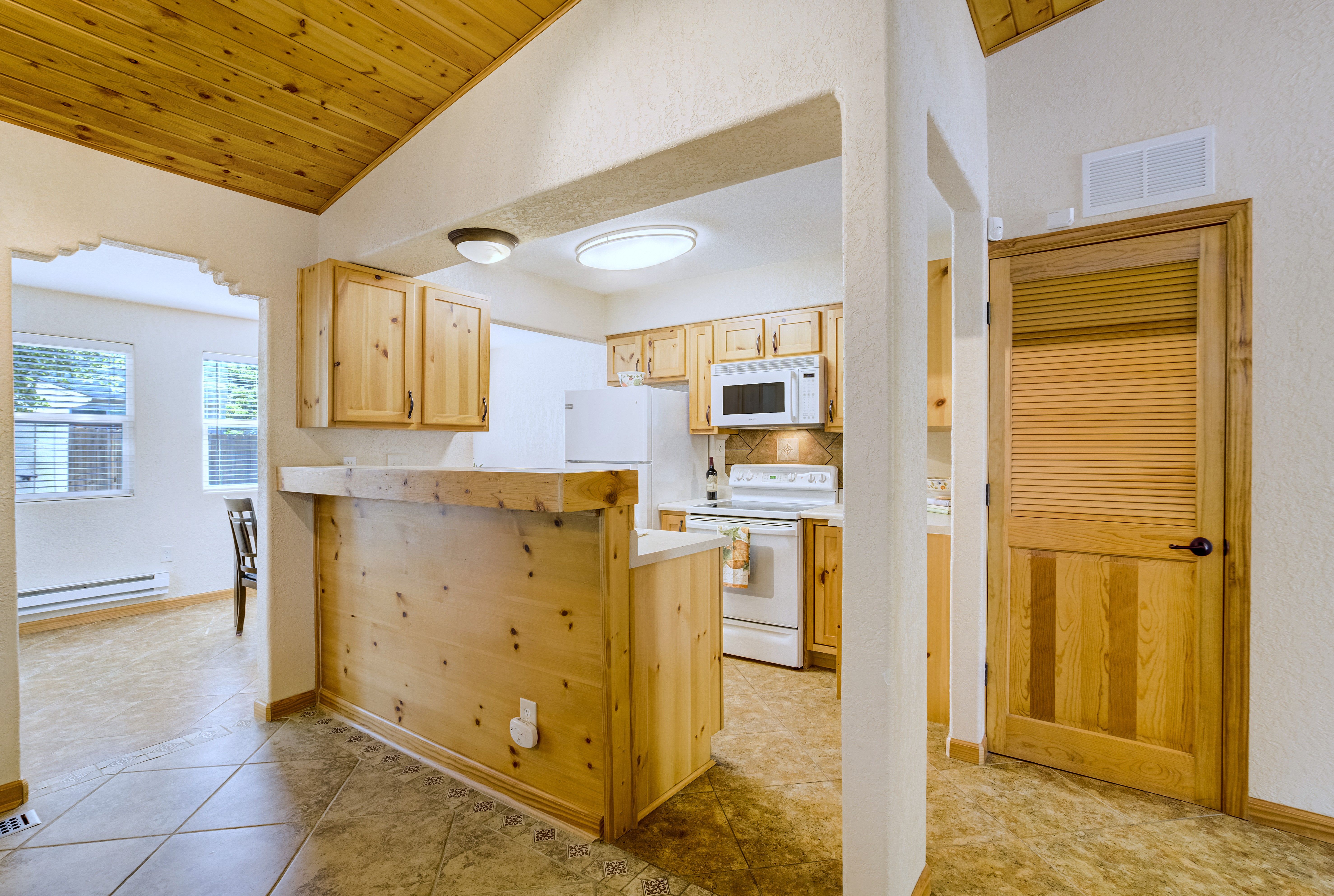  Nestled on a Spacious Corner Lot, Discover Mountain Charm w/ Warm Wood Accents - 物件實景