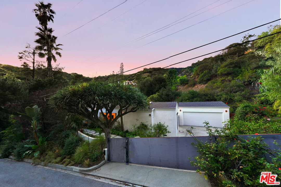 Los Angeles, California, 90049, United States, 3 Bedrooms Bedrooms, ,3 BathroomsBathrooms,Residential,For Sale,2002903