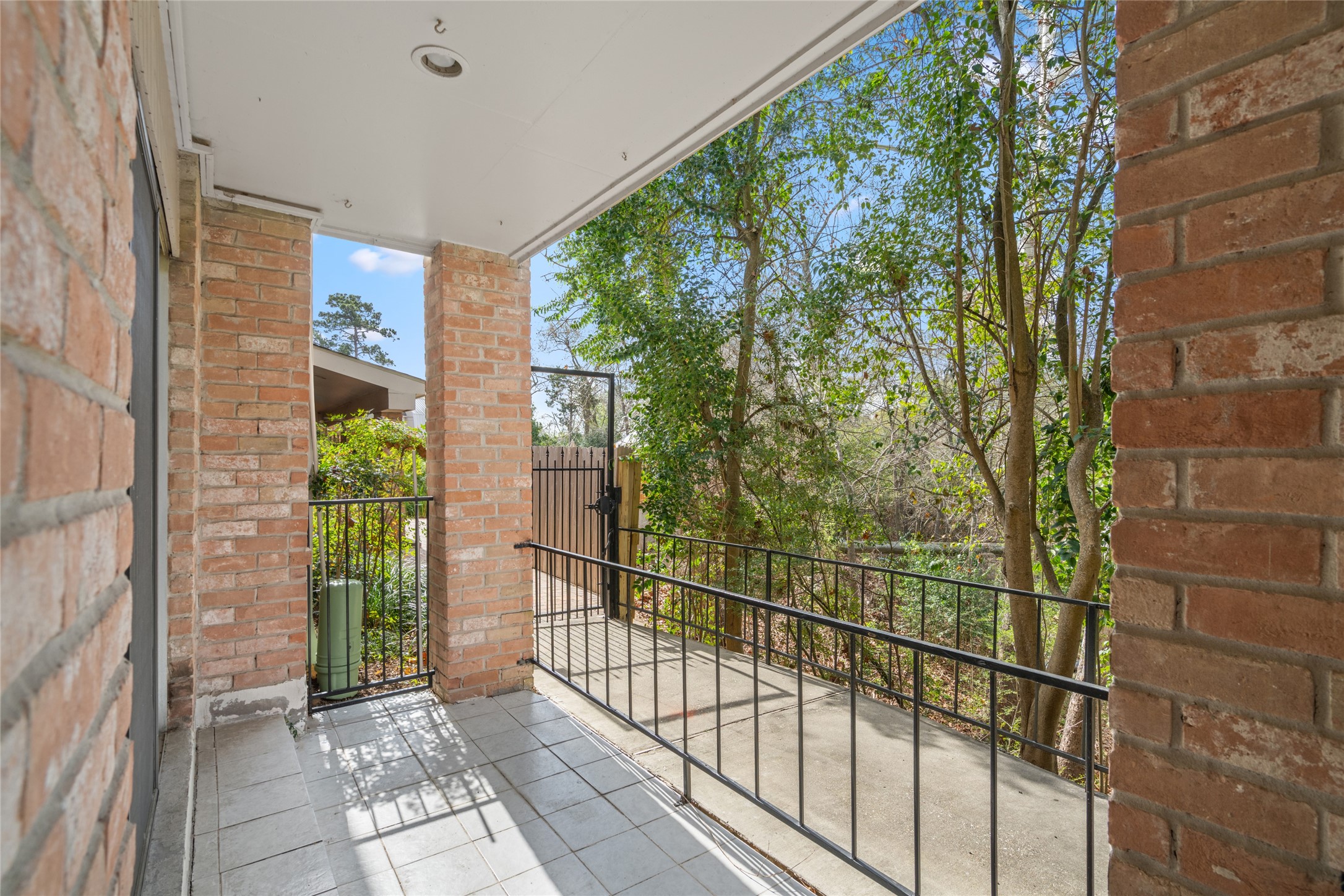  2238 S Piney Point Road #102 - 物件實景