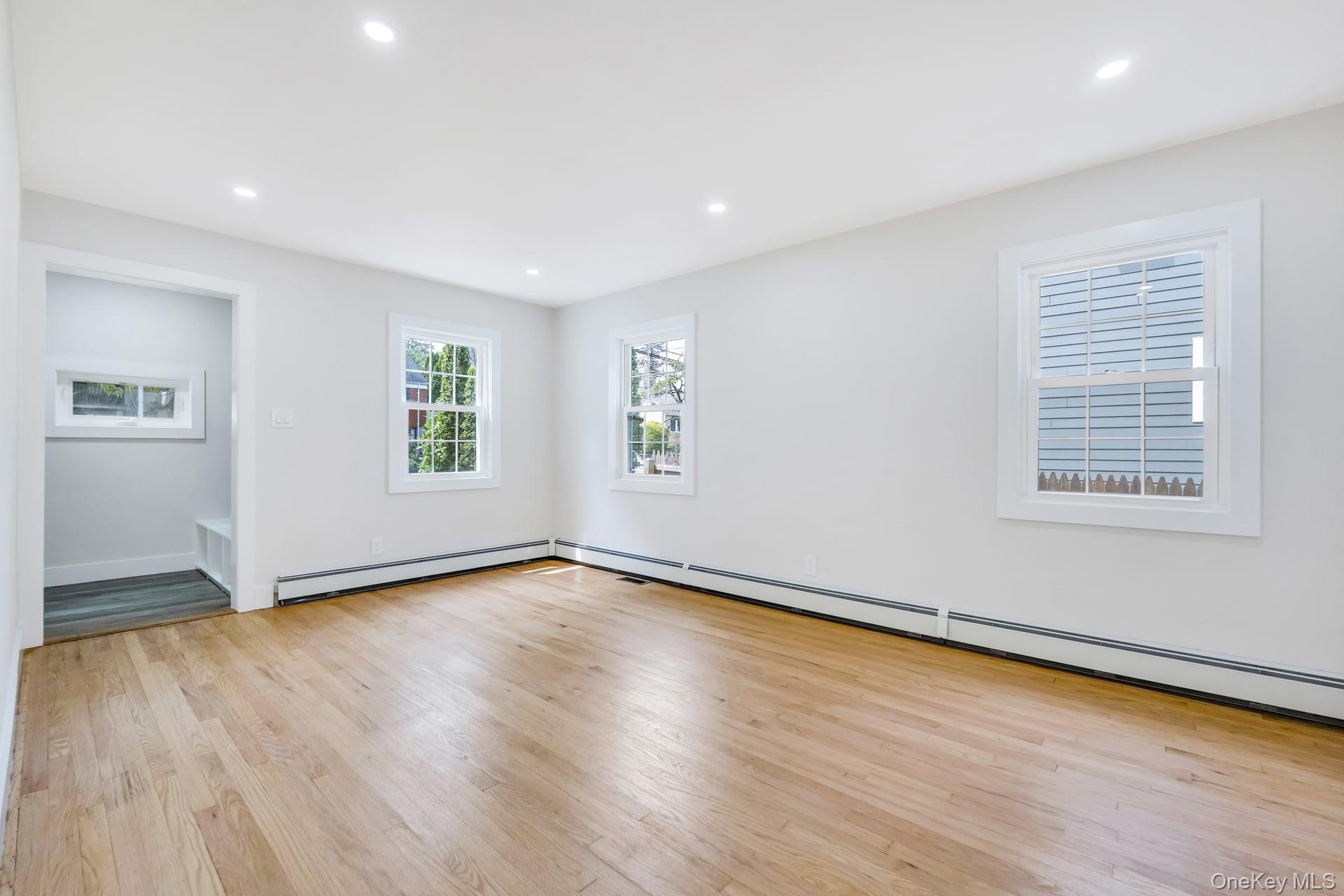 Port Washington, New York, 11050, United States, 3 Bedrooms Bedrooms, ,2 BathroomsBathrooms,Residential,For Sale,1882705
