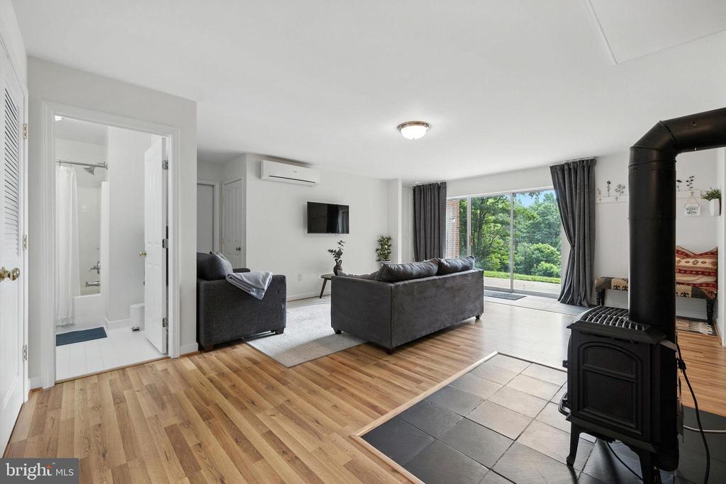 Chester Gap, Virginia, 22623, United States, 4 Bedrooms Bedrooms, ,4 BathroomsBathrooms,Residential,For Sale,1980820