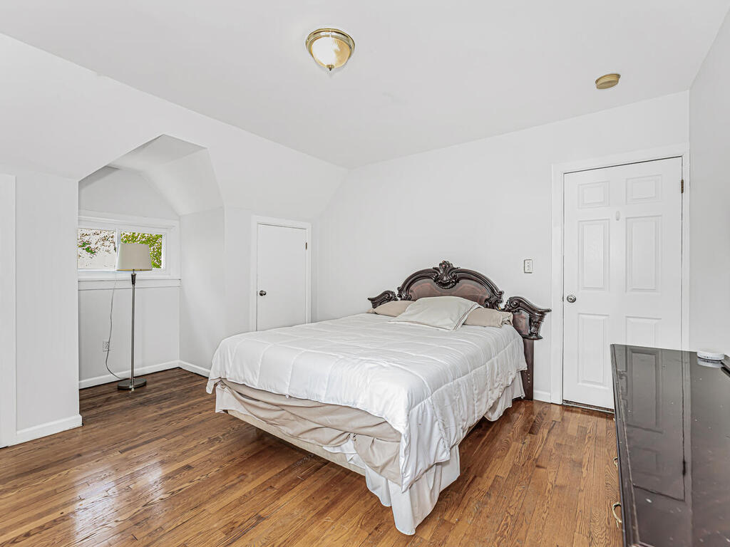 Yonkers, New York, 10710, United States, 5 Bedrooms Bedrooms, ,3 BathroomsBathrooms,Residential,For Sale,1983981