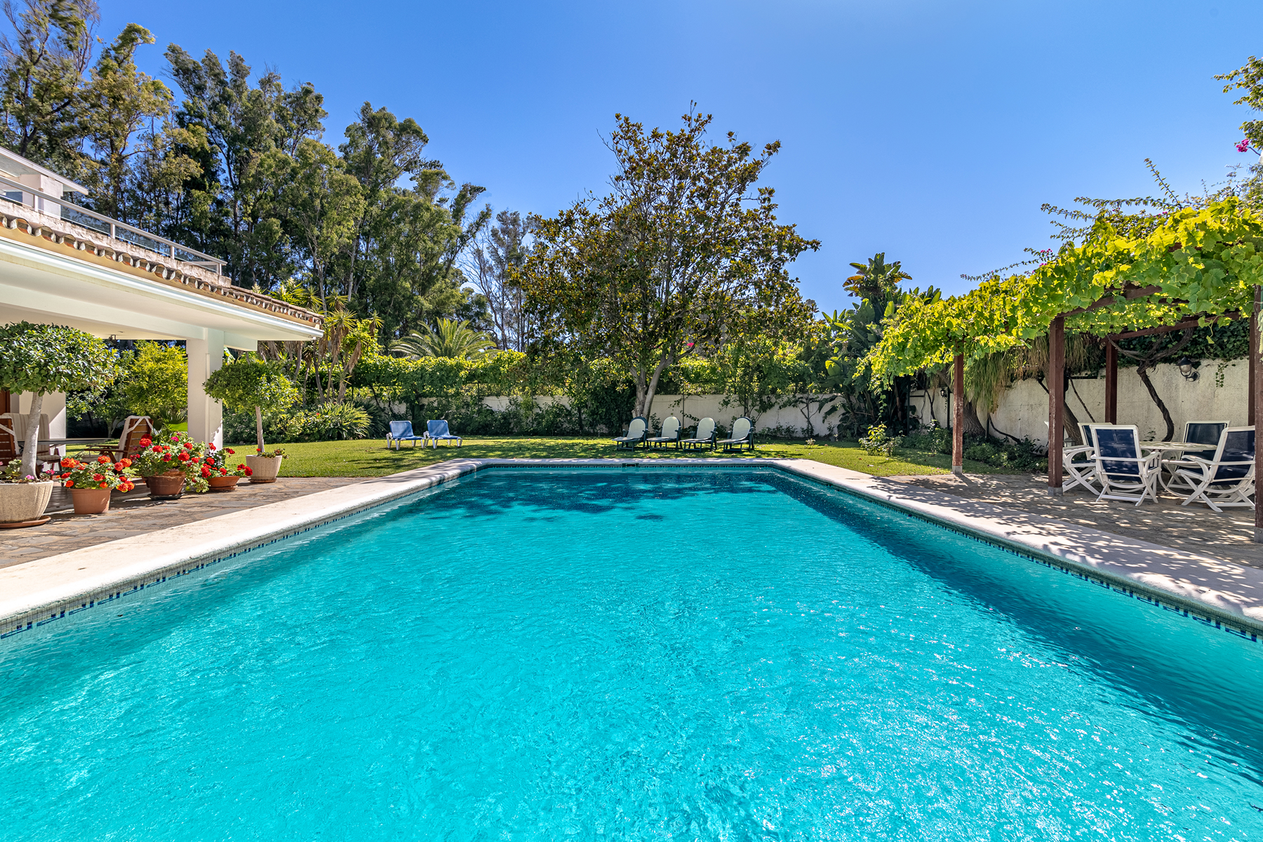 Beachside villa for refurbishment with expansive gardens on the New Golden Mile - 物件實景