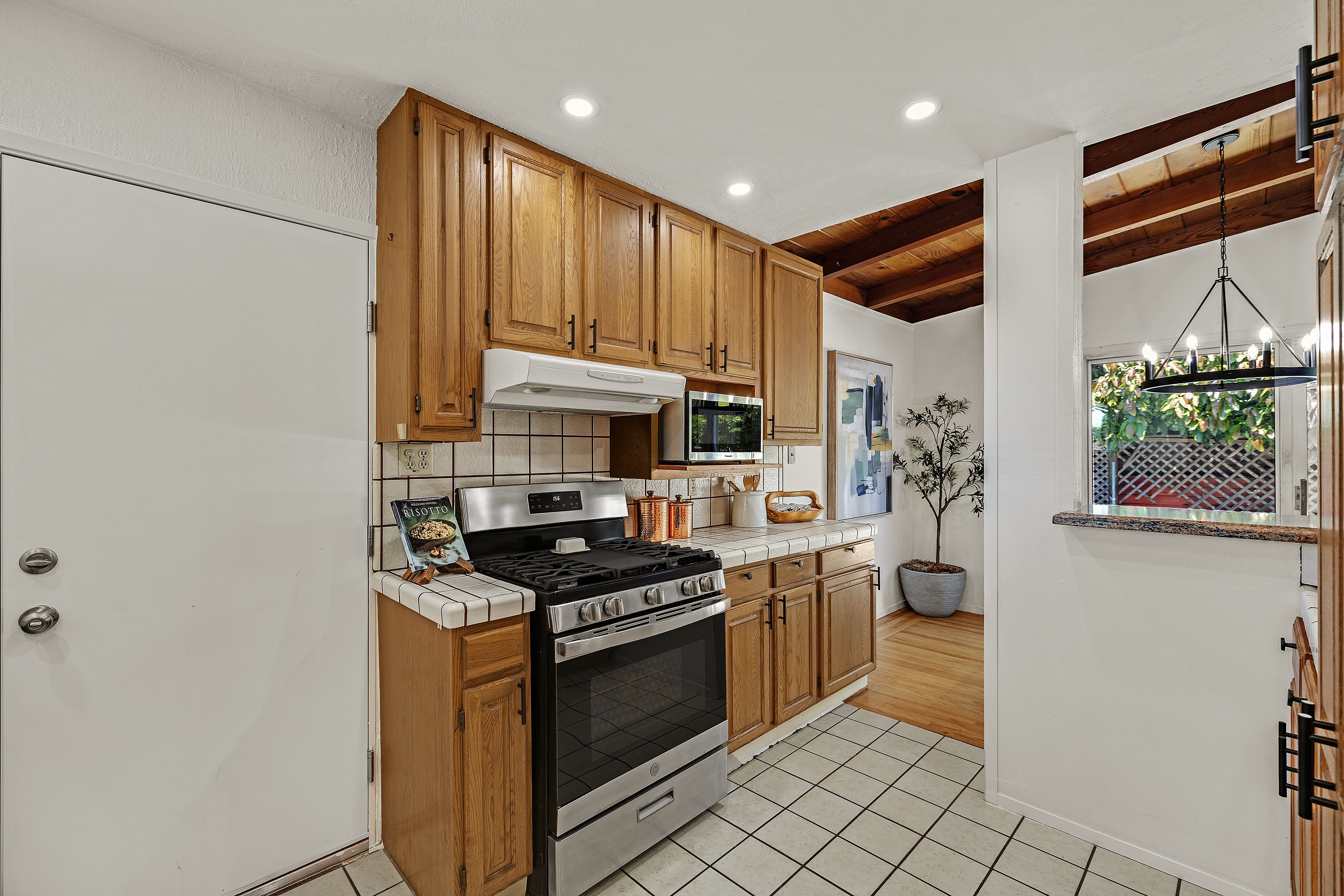 Classic Charm and Modern Comfort in This Rare San Lorenzo Home - 物件實景