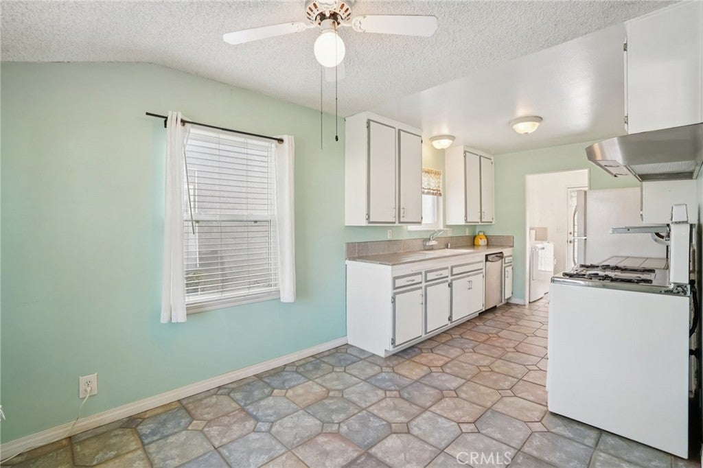 Lakewood, California, 90715, United States, 3 Bedrooms Bedrooms, ,1 BathroomBathrooms,Residential,For Sale,1988216