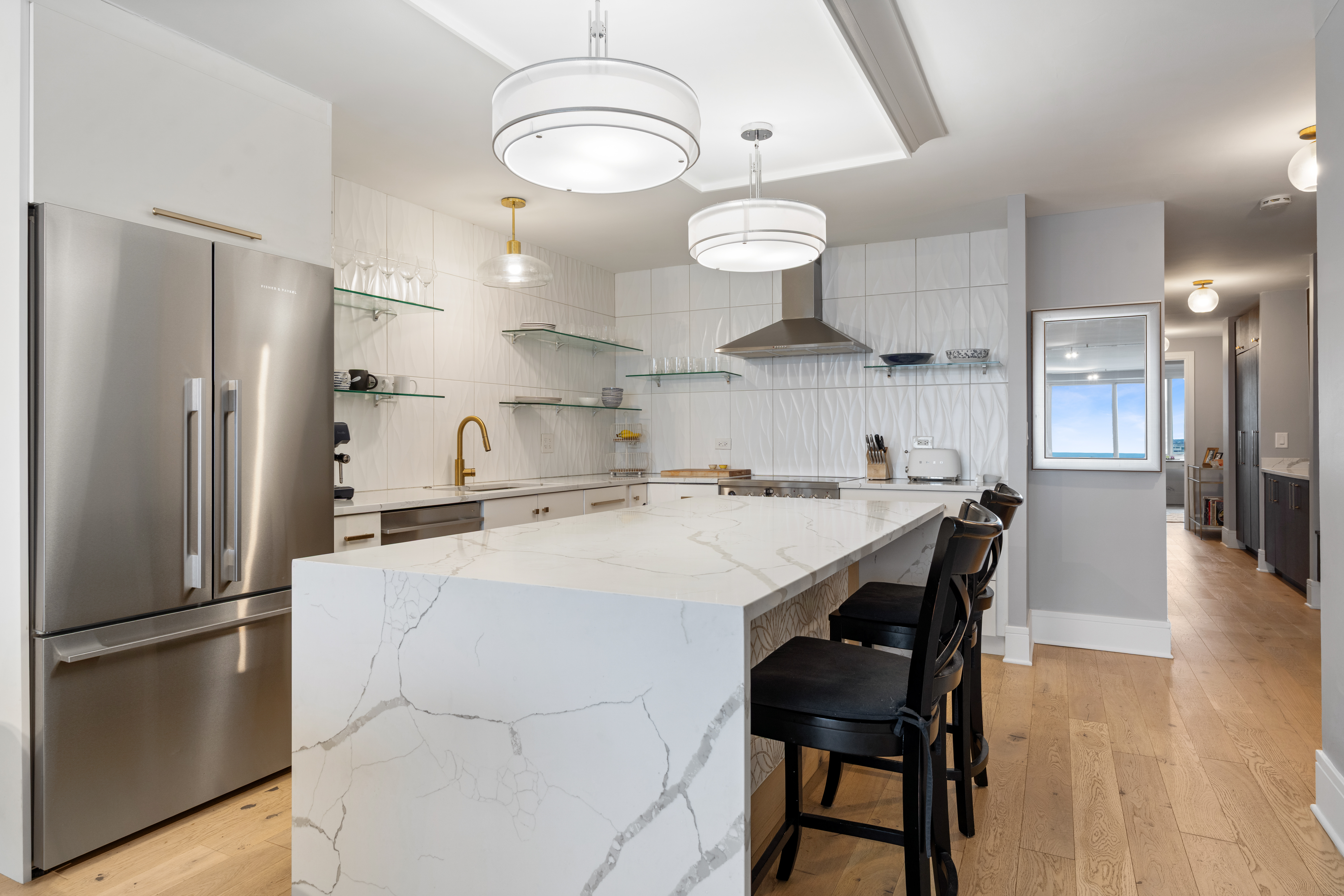  Enjoy Turnkey Lakefront Living in a Well-Established Gold Coast Building - 物件實景