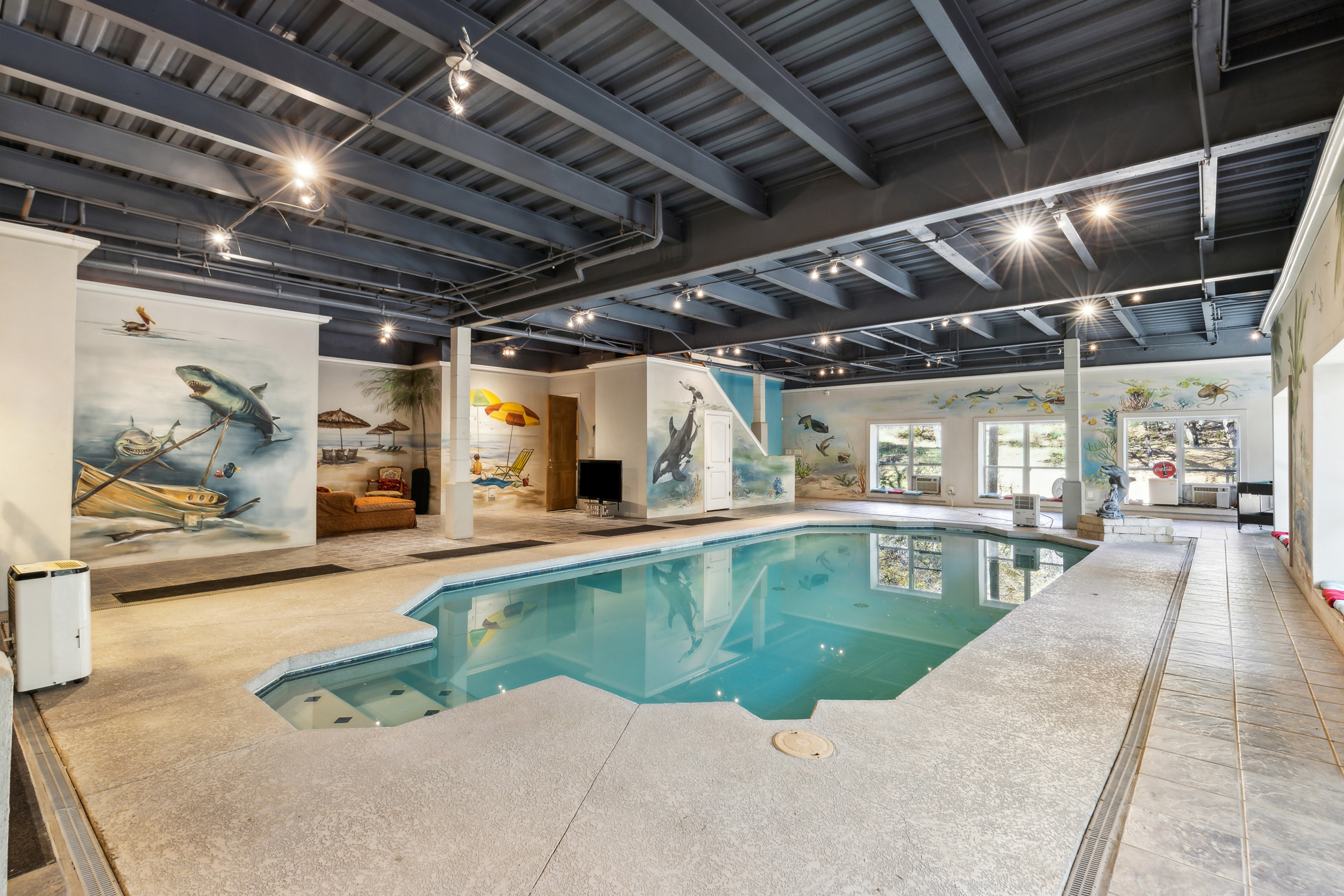  Fort Worth Home with an Expansive Indoor Pool & Entertainment Level - 物件實景