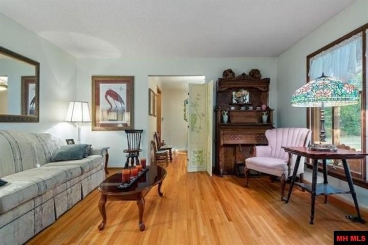 Mountain Home, Arkansas, 72653, United States, 5 Bedrooms Bedrooms, ,4 BathroomsBathrooms,Residential,For Sale,2031508