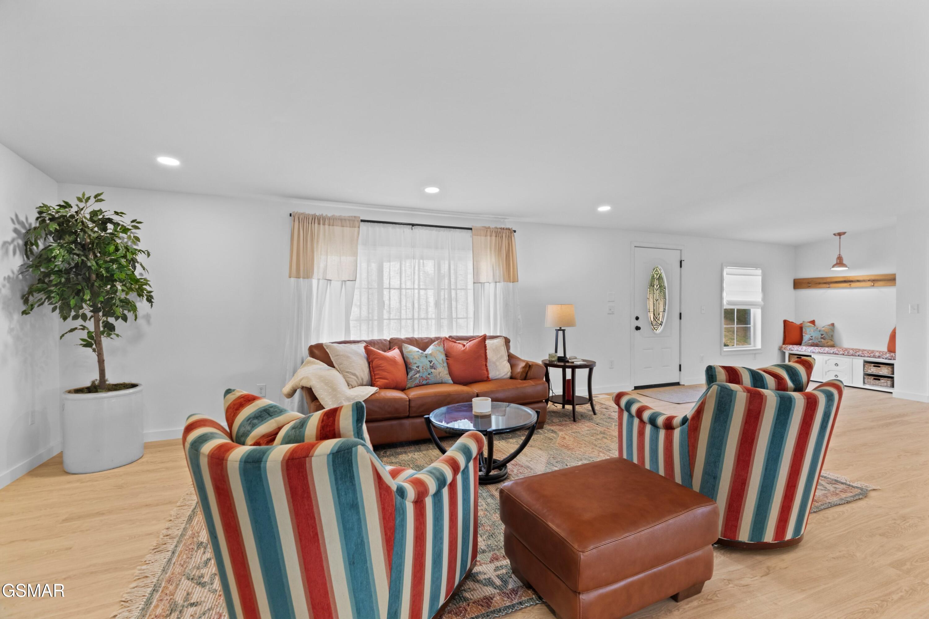 Dandridge, Tennessee, 37725, United States, 3 Bedrooms Bedrooms, ,2 BathroomsBathrooms,Residential,For Sale,1982636