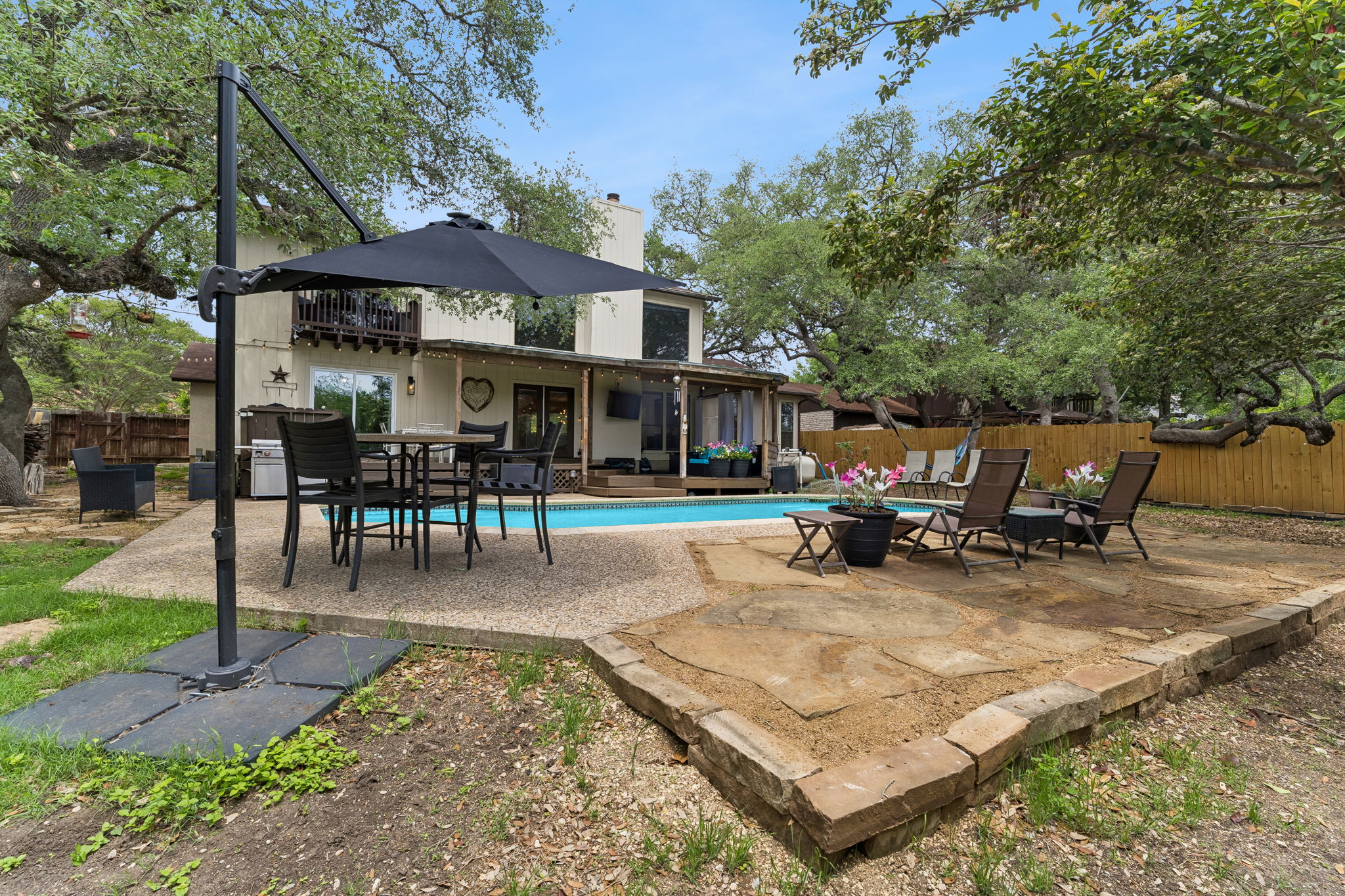  Oak-Canopied Retreat with Pool and Media Room - 物件實景