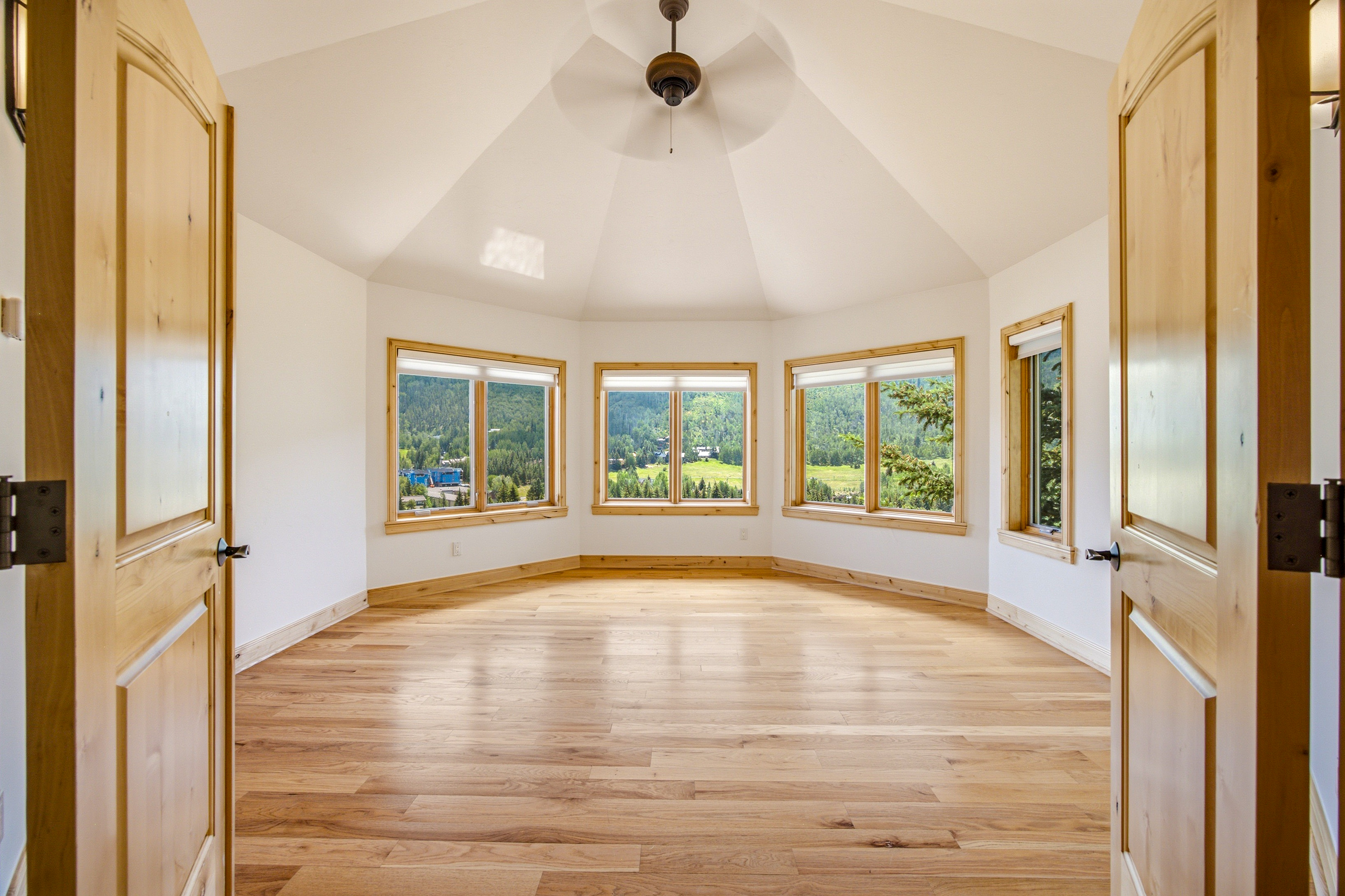  Custom-built, Single-family Home in the Exclusive Grand Traverse Neighborhood - 物件實景