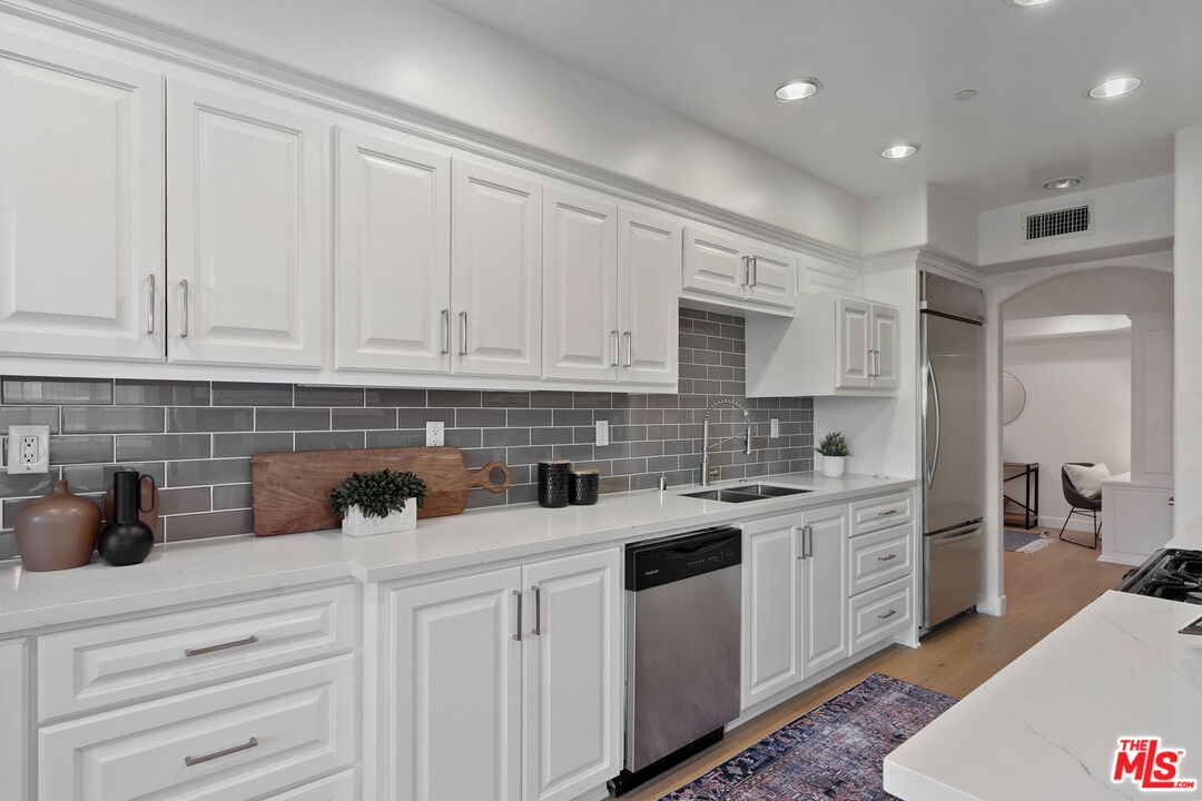Los Angeles, California, 90025, United States, 3 Bedrooms Bedrooms, ,3 BathroomsBathrooms,Residential,For Sale,1939607