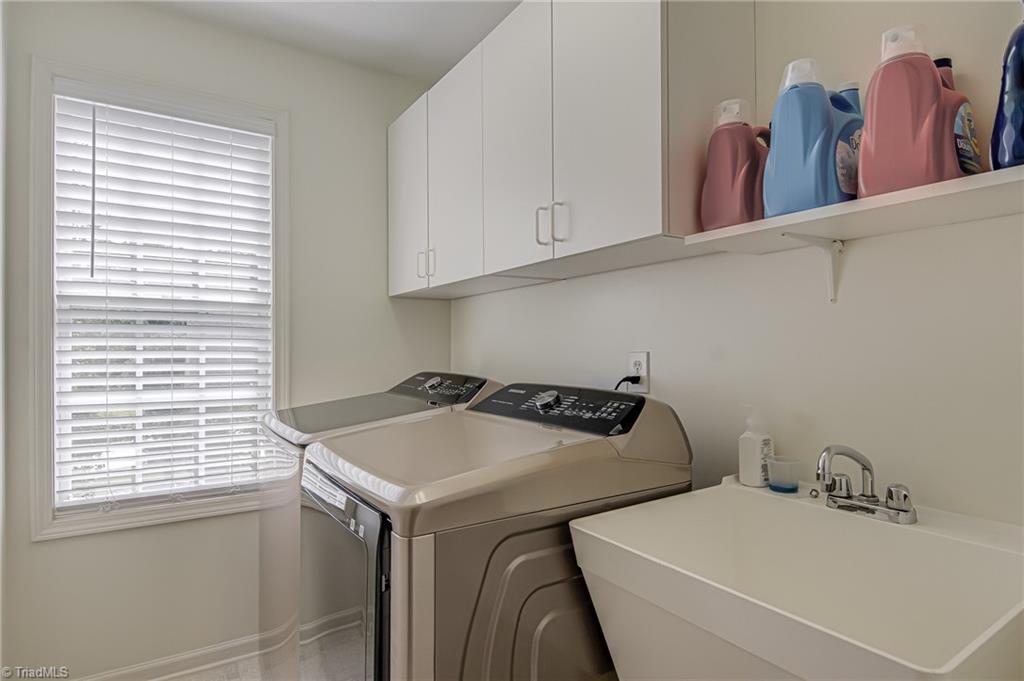 High Point, North Carolina, 27265, United States, 4 Bedrooms Bedrooms, ,3 BathroomsBathrooms,Residential,For Sale,1948916