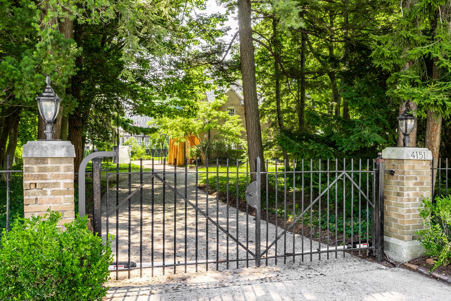  Gated English Tudor Home on One of the Most Desirable Blocks in Meridian Kessler - 物件實景