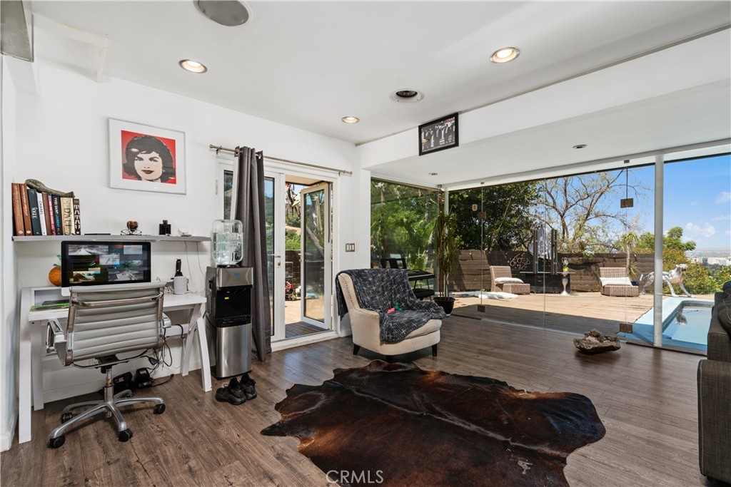 Los Angeles, California, 90068, United States, 2 Bedrooms Bedrooms, ,2 BathroomsBathrooms,Residential,For Sale,1918041