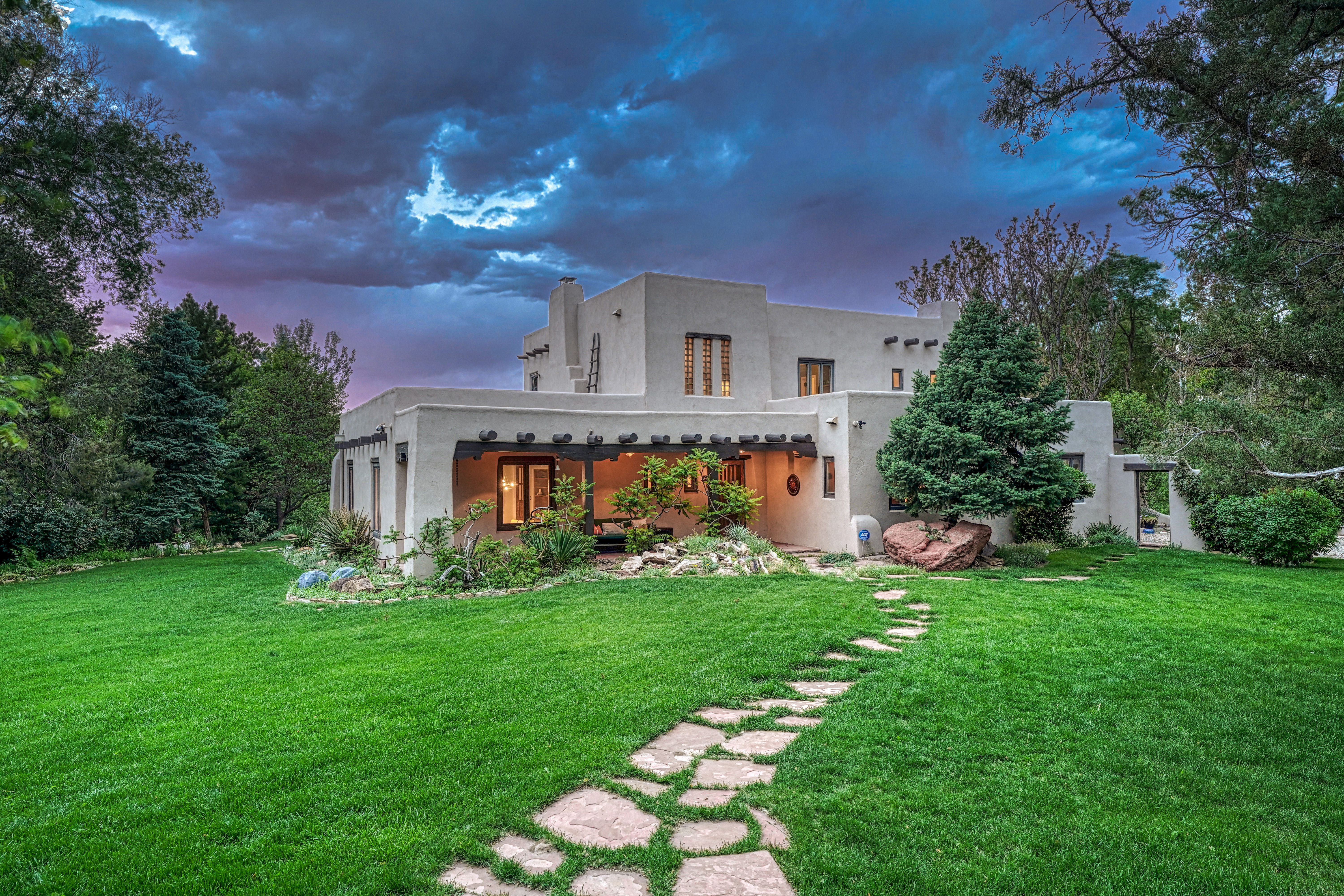  Introducing the Harold Florman House, a Rare and Authentic 1939 Pueblo Revival - 物件實景