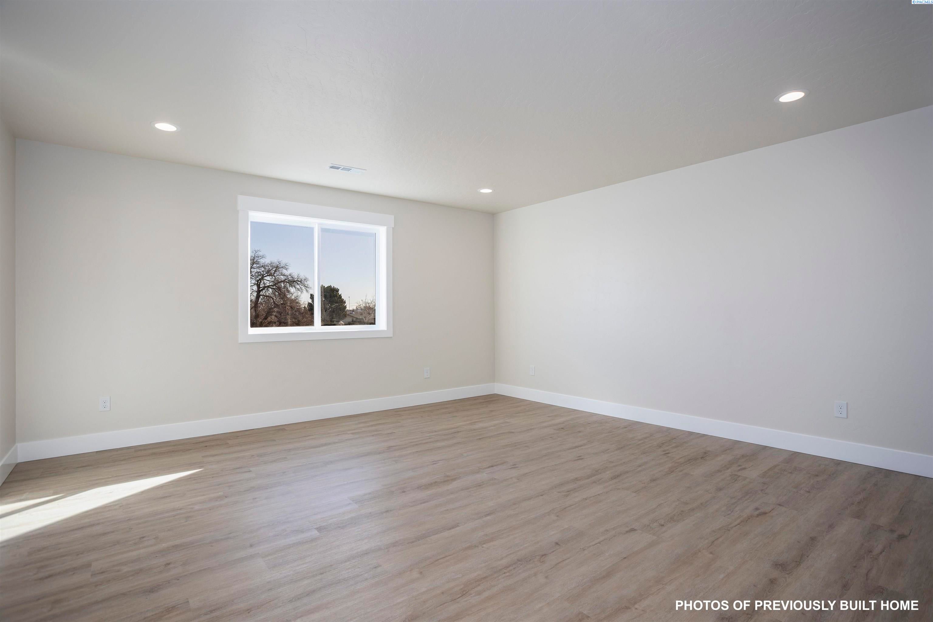 Richland, Washington, 99352, United States, 4 Bedrooms Bedrooms, ,2 BathroomsBathrooms,Residential,For Sale,1980834