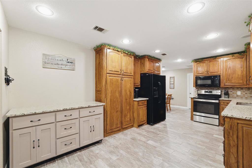 Weatherford, Texas, 76088, United States, 5 Bedrooms Bedrooms, ,4 BathroomsBathrooms,Residential,For Sale,1920303
