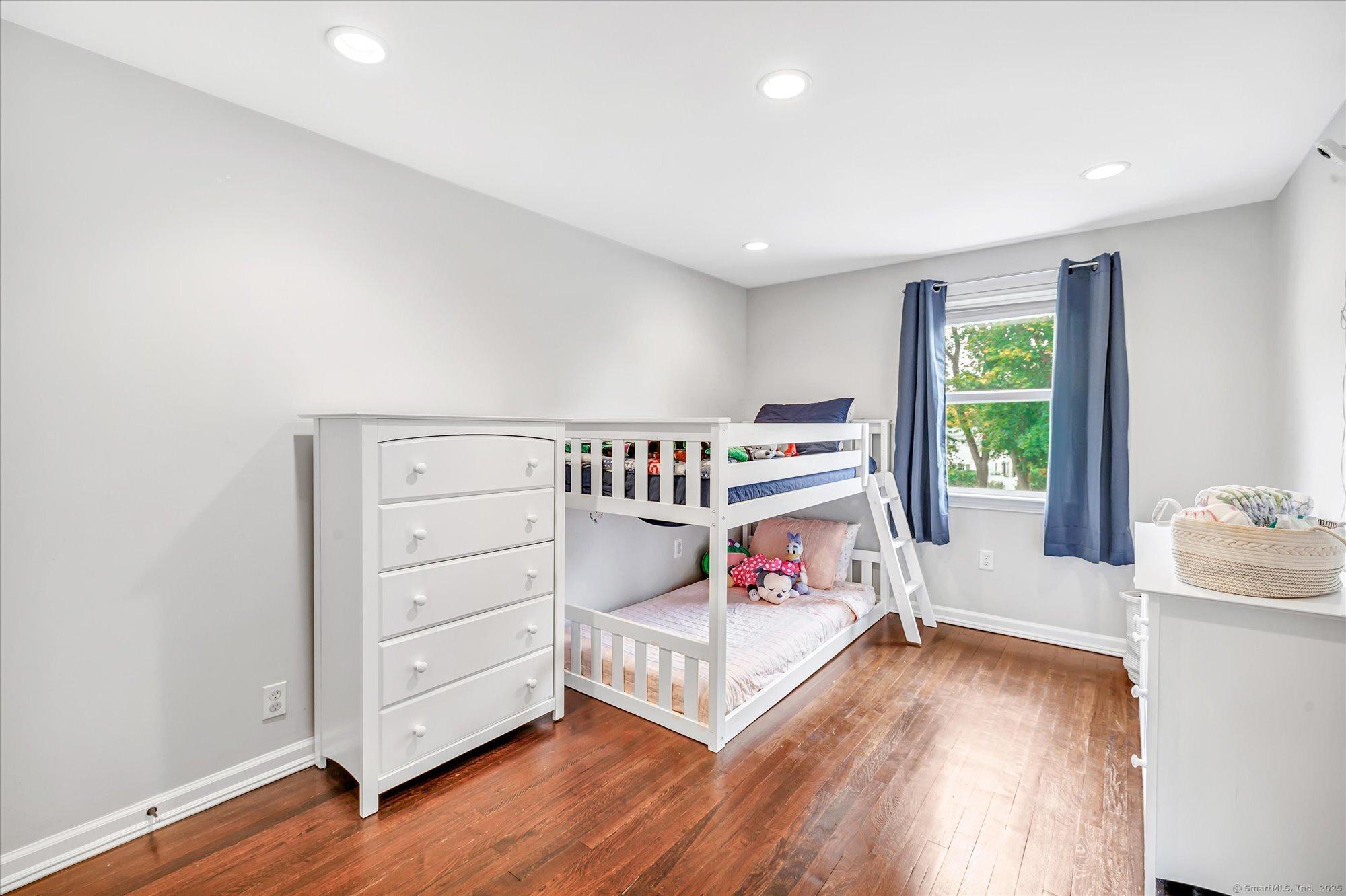 Stratford, Connecticut, 06614, United States, 3 Bedrooms Bedrooms, ,2 BathroomsBathrooms,Residential,For Sale,1978049