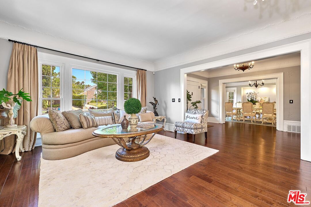 Los Angeles, California, 90005, United States, 5 Bedrooms Bedrooms, ,6 BathroomsBathrooms,Residential,For Sale,1907226