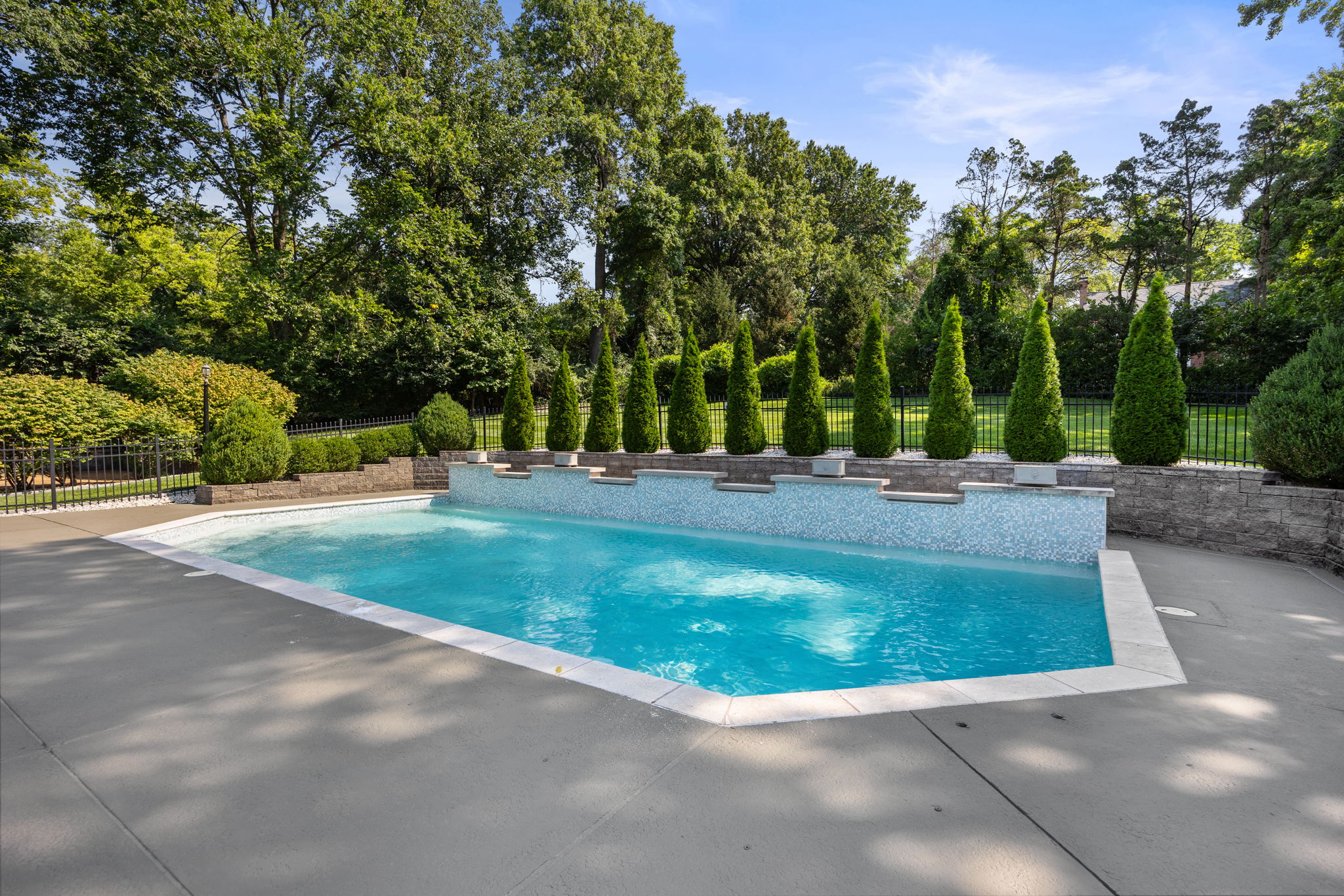  This classic Berkshire home offers curb appeal galore - 物件實景