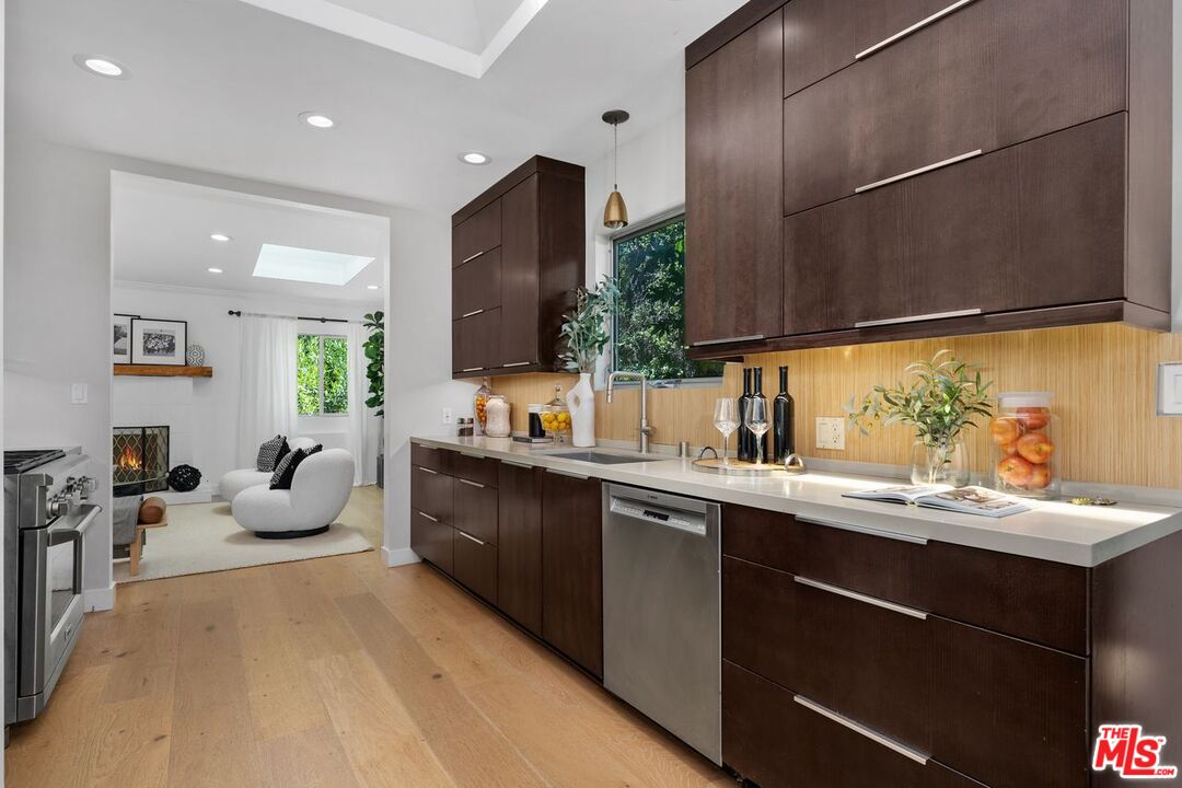 Los Angeles, California, 90064, United States, 3 Bedrooms Bedrooms, ,4 BathroomsBathrooms,Residential,For Sale,1940581