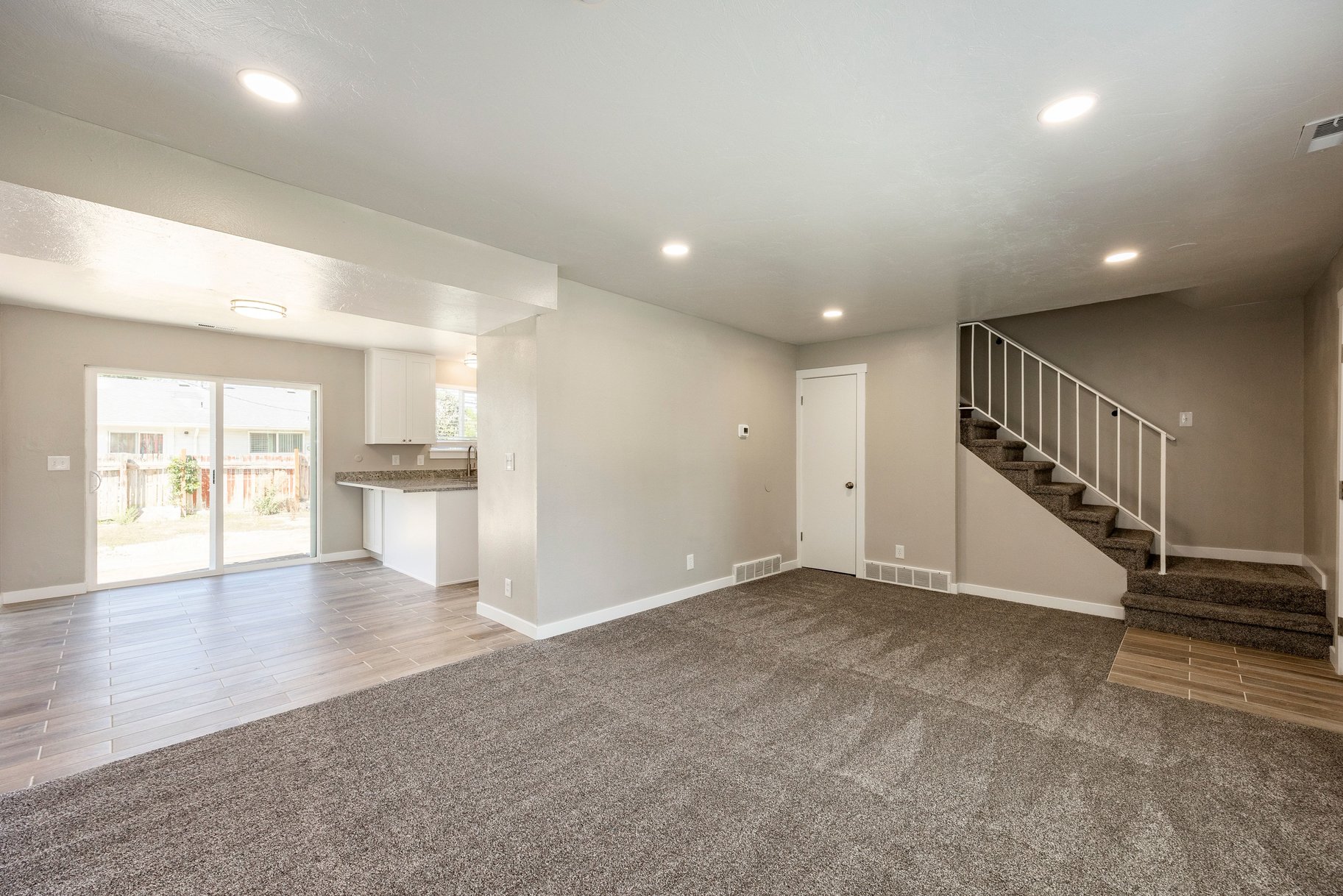  Turnkey Duplex Opportunity with Long-Term Tenant in Place - 物件實景