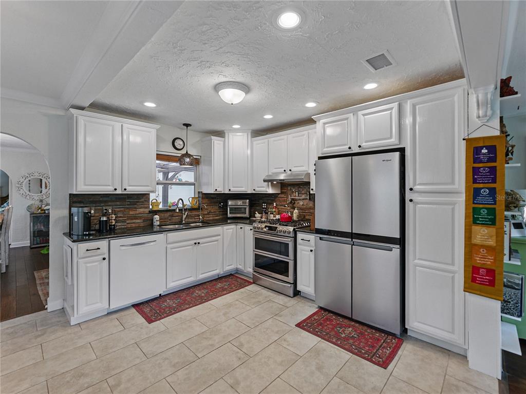 Gulfport, Florida, 33707, United States, 3 Bedrooms Bedrooms, ,3 BathroomsBathrooms,Residential,For Sale,1846647