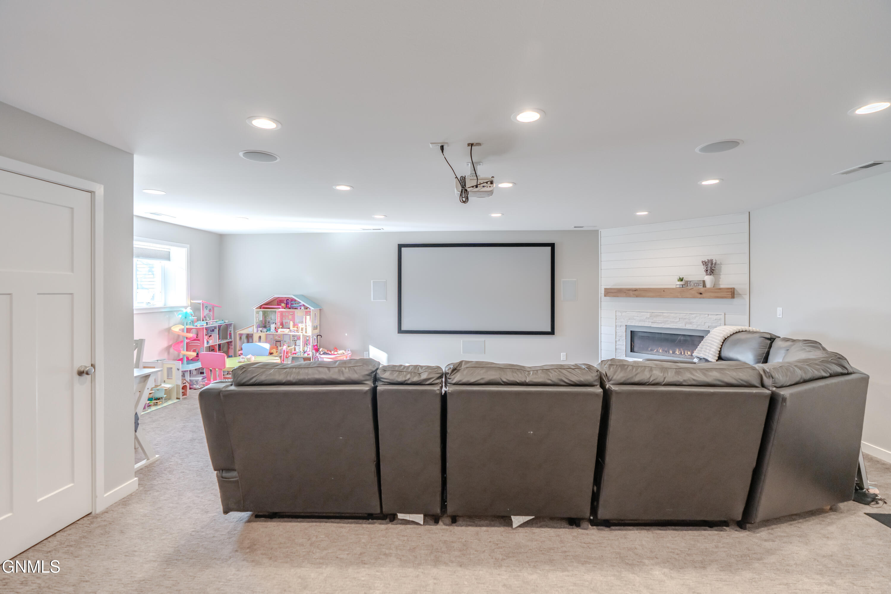 Bismarck, North Dakota, 58504, United States, 5 Bedrooms Bedrooms, ,2 BathroomsBathrooms,Residential,For Sale,1986096