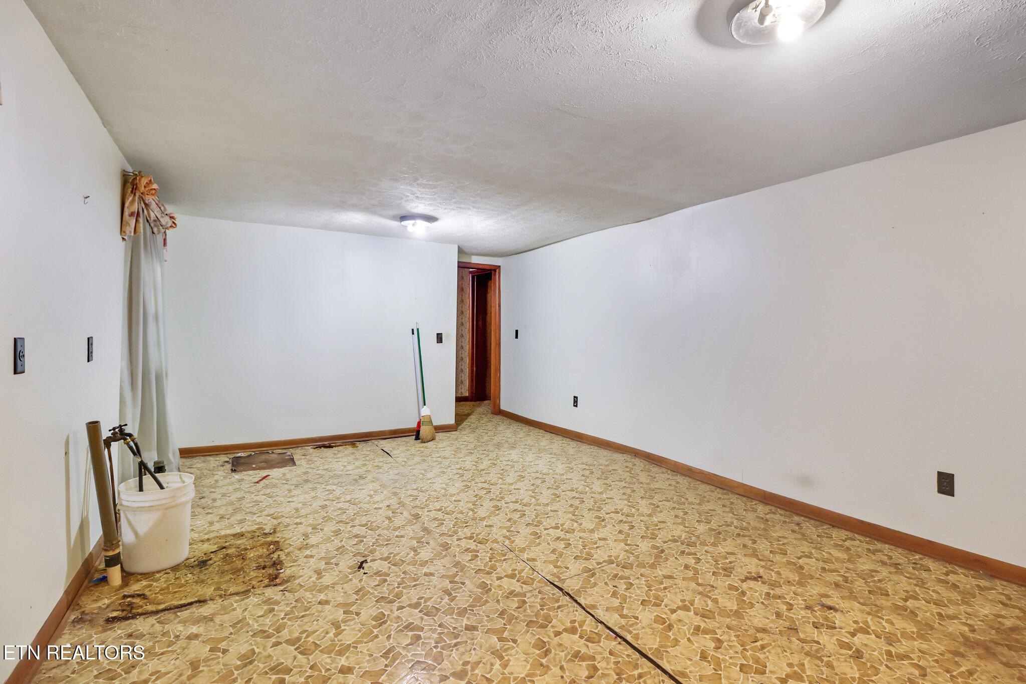 Crossville, Tennessee, 38555, United States, 2 Bedrooms Bedrooms, ,1 BathroomBathrooms,Residential,For Sale,1982388