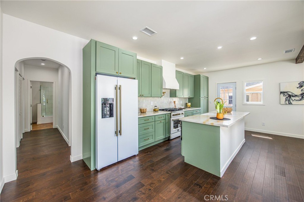 Los Angeles, California, 90043, United States, 3 Bedrooms Bedrooms, ,2 BathroomsBathrooms,Residential,For Sale,1933767