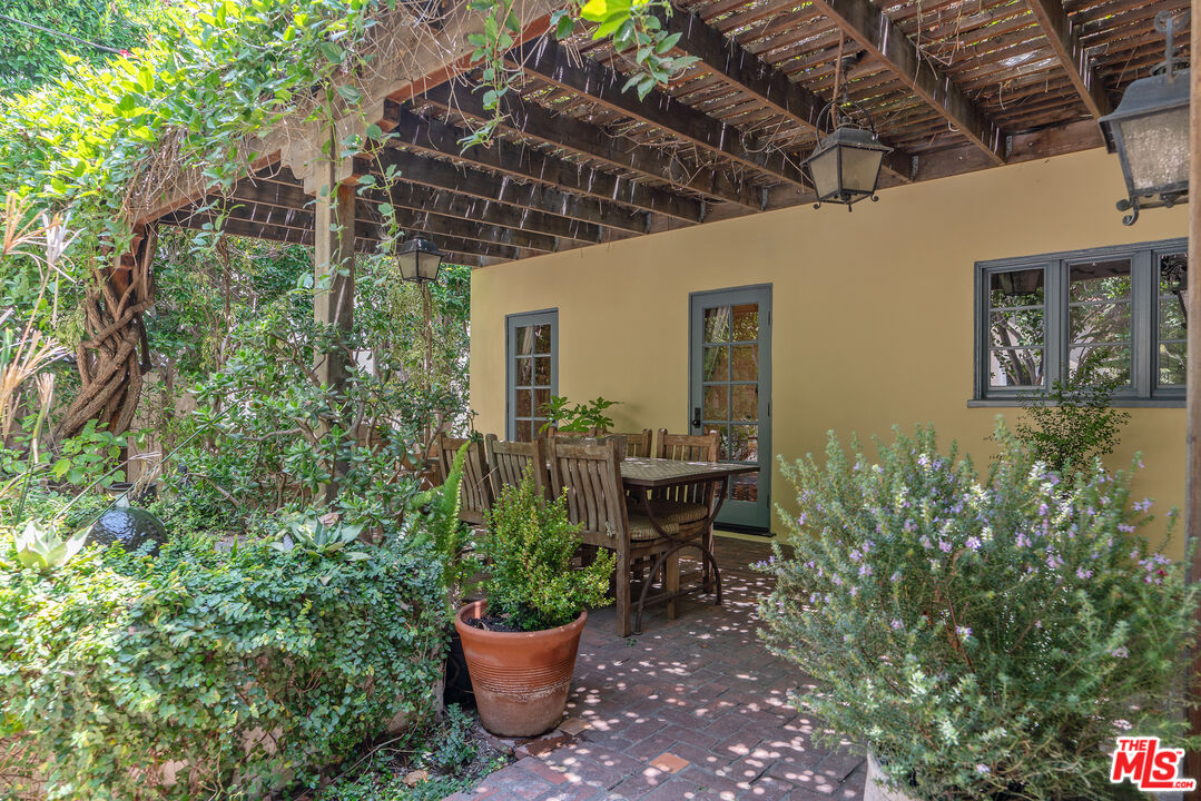 Los Angeles, California, 90005, United States, 3 Bedrooms Bedrooms, ,3 BathroomsBathrooms,Residential,For Sale,1876512
