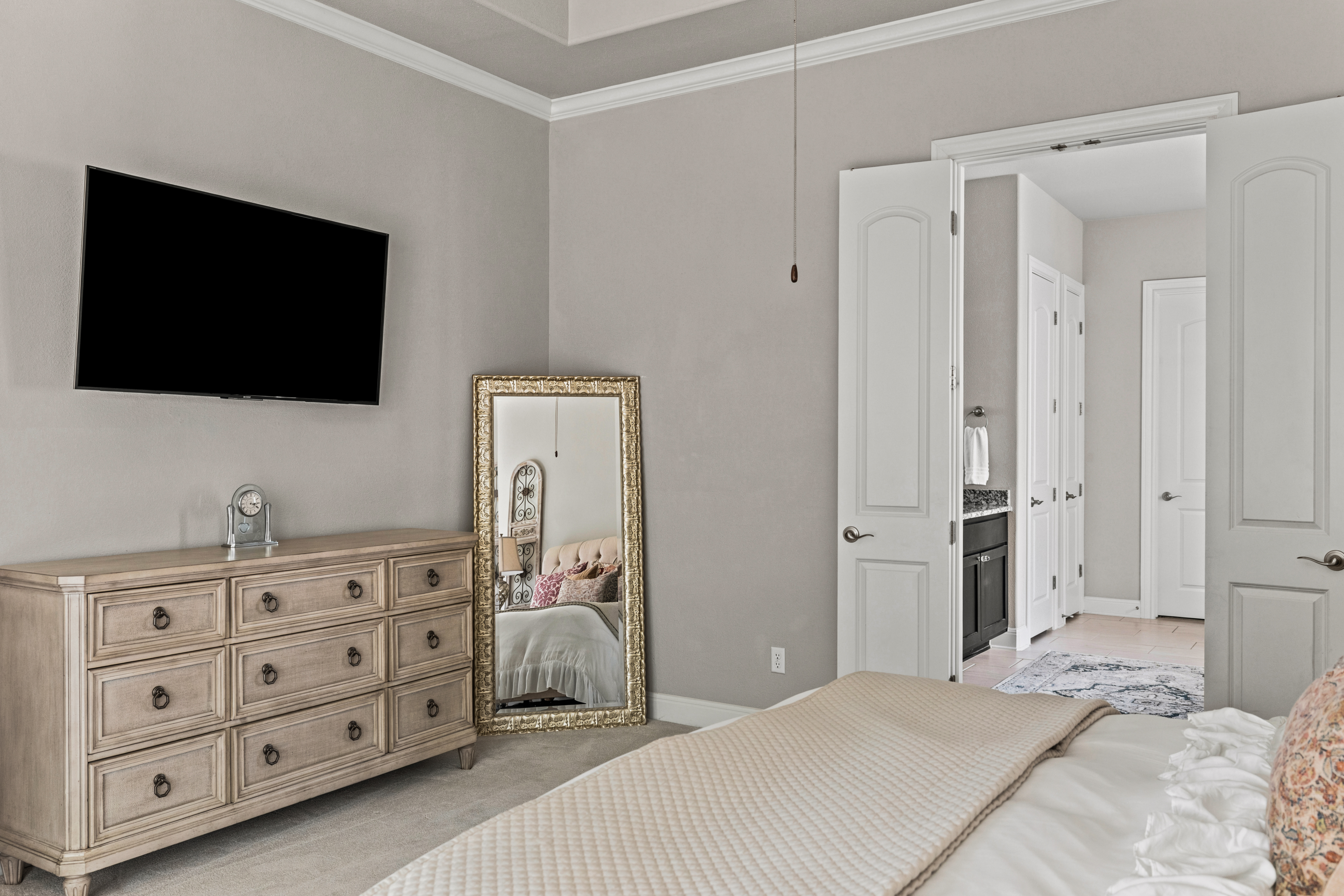  Private Greenbelt Retreat with Dual Main-Floor Suites - 物件實景