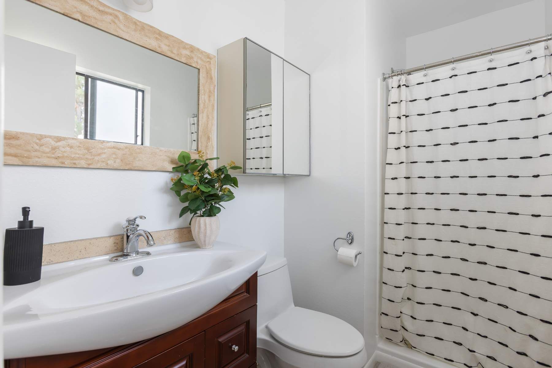 9131 Burnet Avenue, #5 - 物件實景
