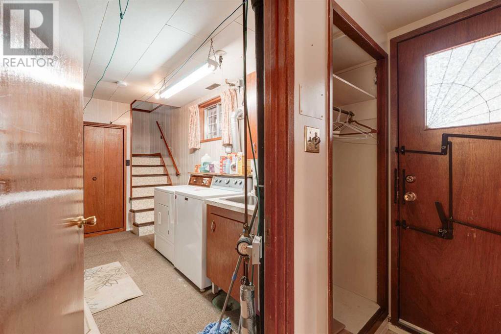 CALGARY, Alberta, T3E 2S7, CA, 3 Bedrooms Bedrooms, ,2 BathroomsBathrooms,Residential,For Sale,1896041