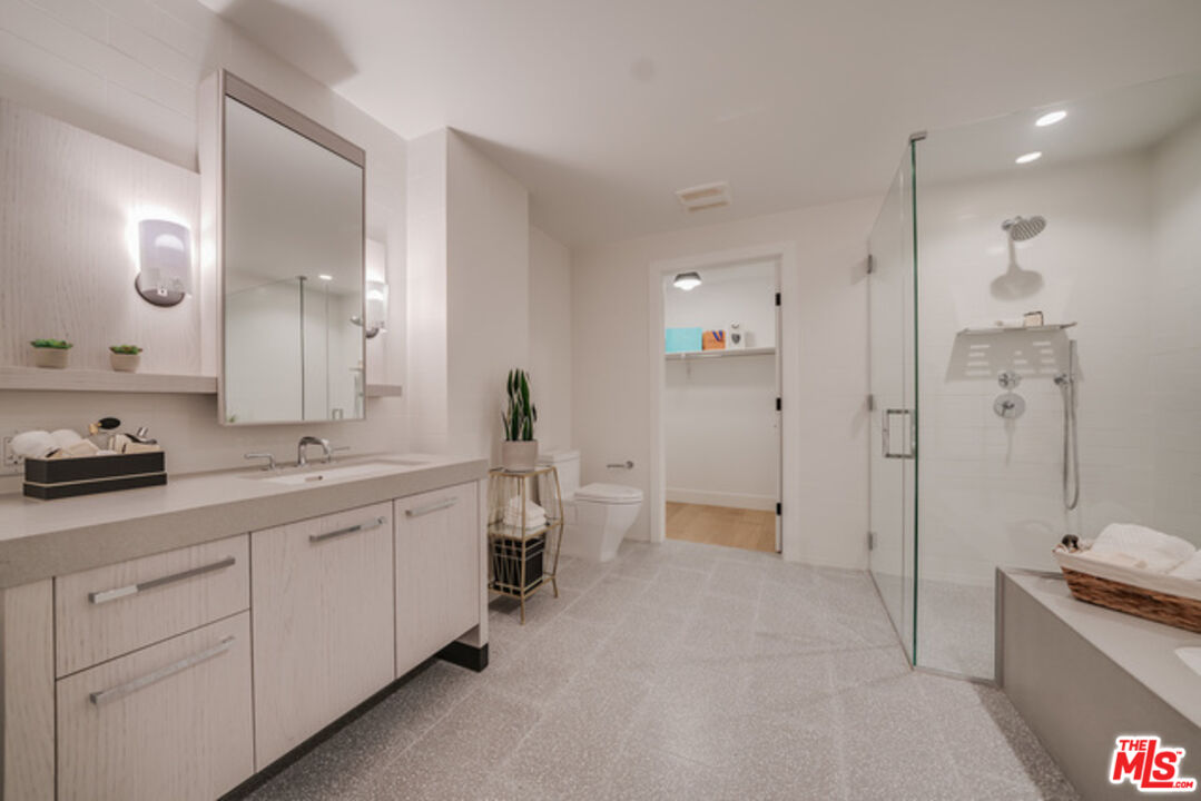 Los Angeles, California, 90024, United States, 2 Bedrooms Bedrooms, ,2 BathroomsBathrooms,Residential,For Sale,1940220